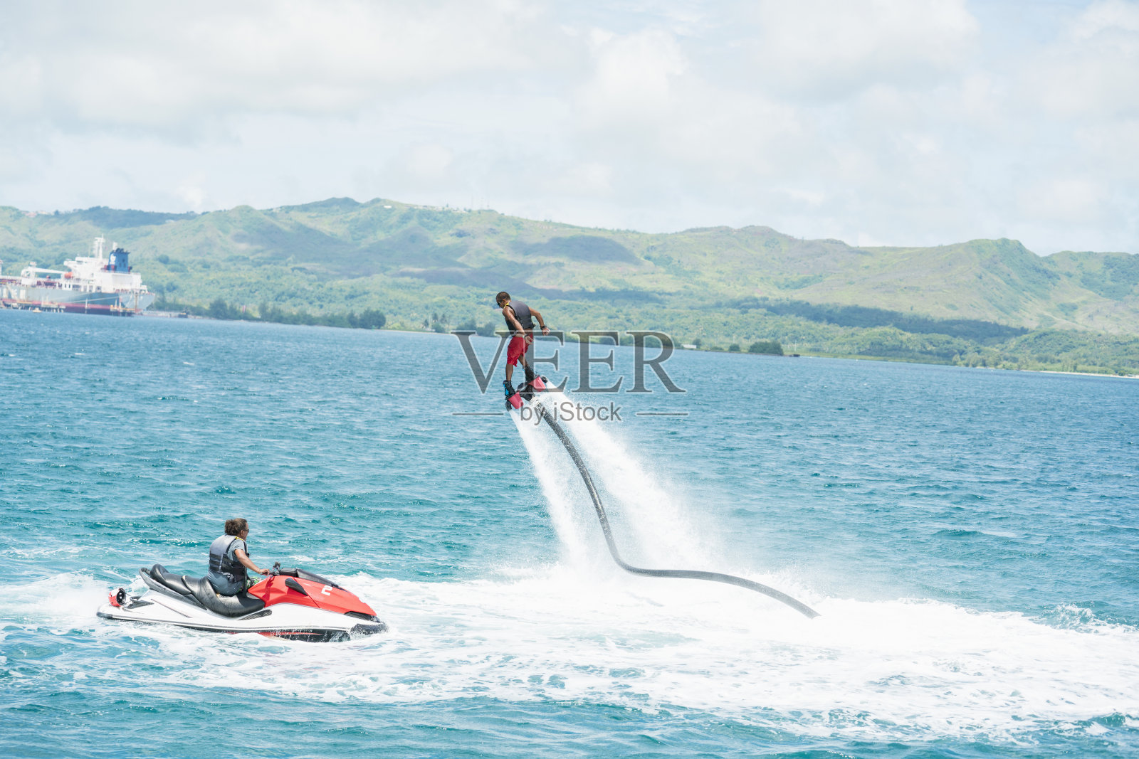 男子在关岛度假胜地享受飞行滑板照片摄影图片