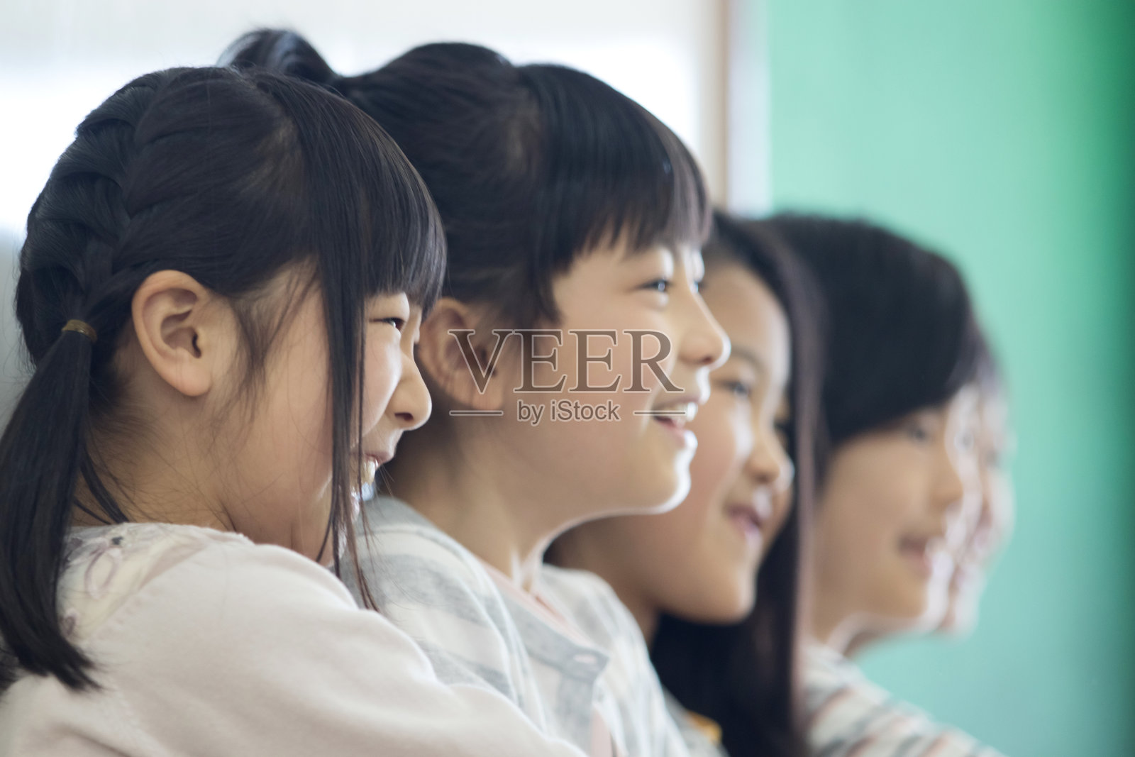 小学生在教室里照片摄影图片