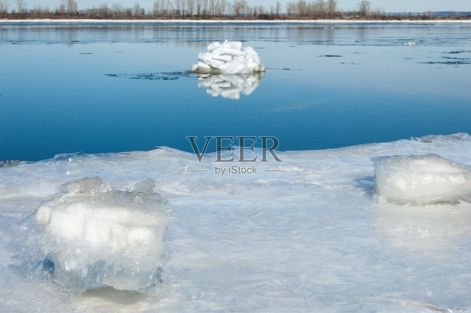 春水泛滥，河水冰冷，河面早春照片摄影图片
