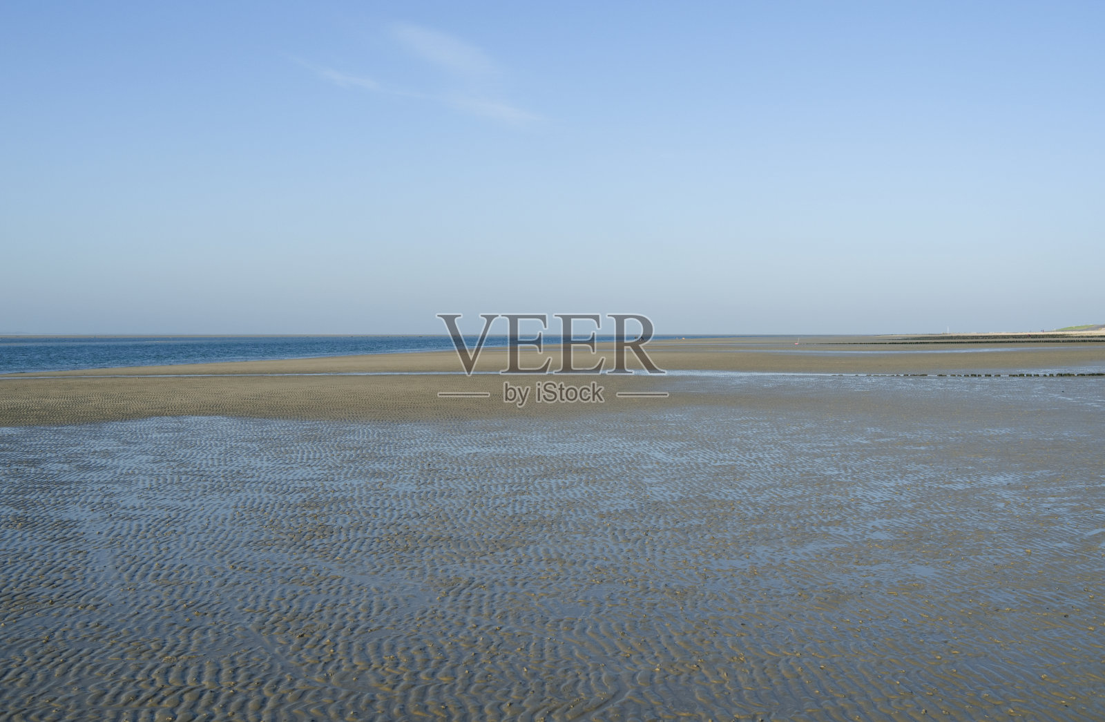 德国:在弗里桑瓦登海，透过木制的格栅俯瞰干涸的海床照片摄影图片