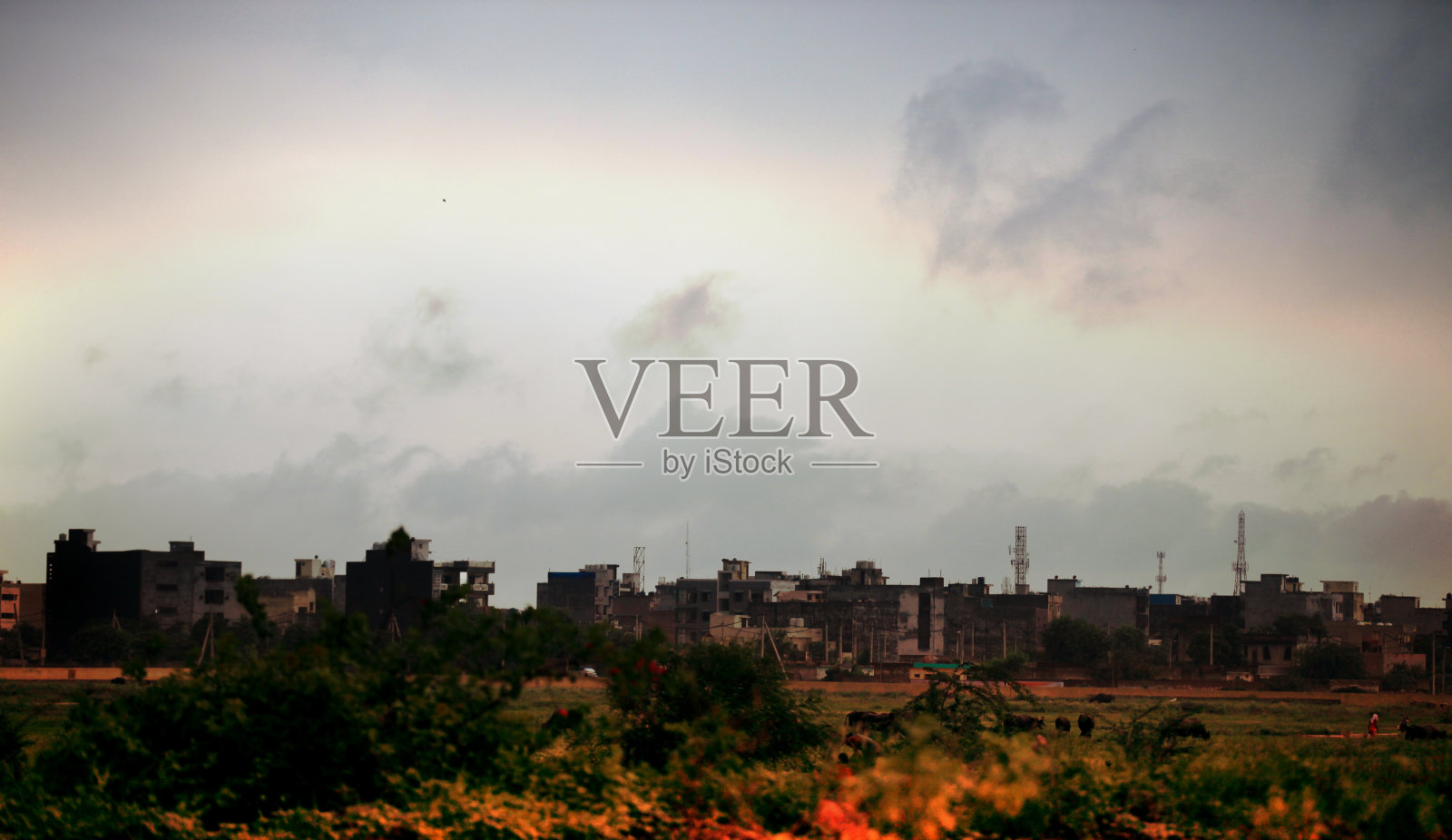 日落时分的小镇照片摄影图片