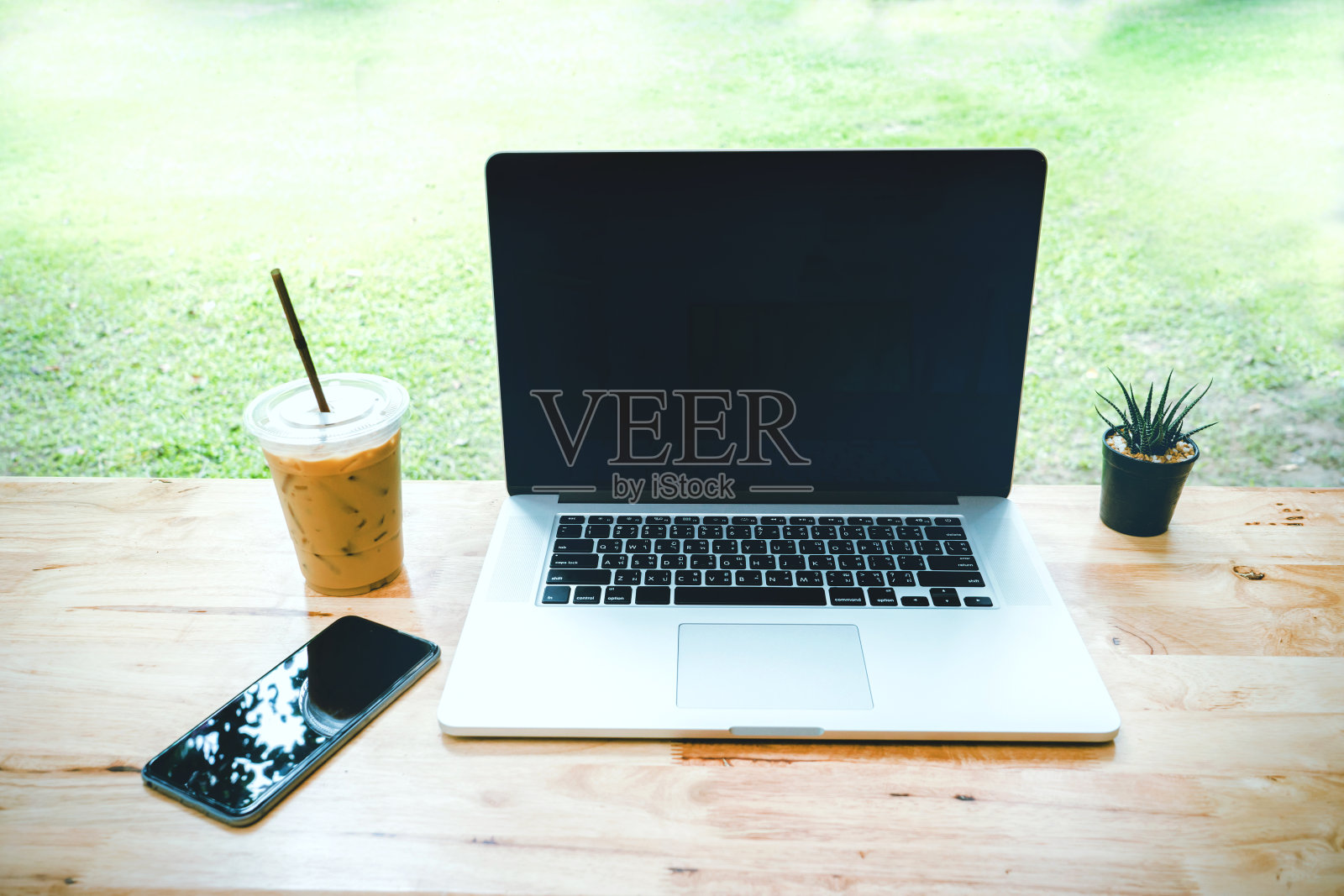 概念性的工作空间，桌上空白屏幕的笔记本电脑，办公室咖啡杯照片摄影图片