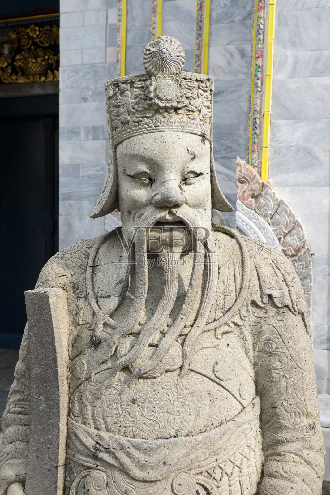 在泰国曼谷的一个寺庙里的古老的中国娃娃照片摄影图片