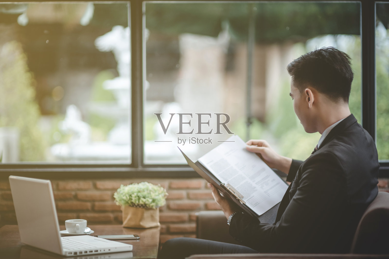 成功的企业家和商业人士实现目标，快乐的商业人士庆祝公司的成功，商业人士举起手臂领导一个成功的团队。照片摄影图片