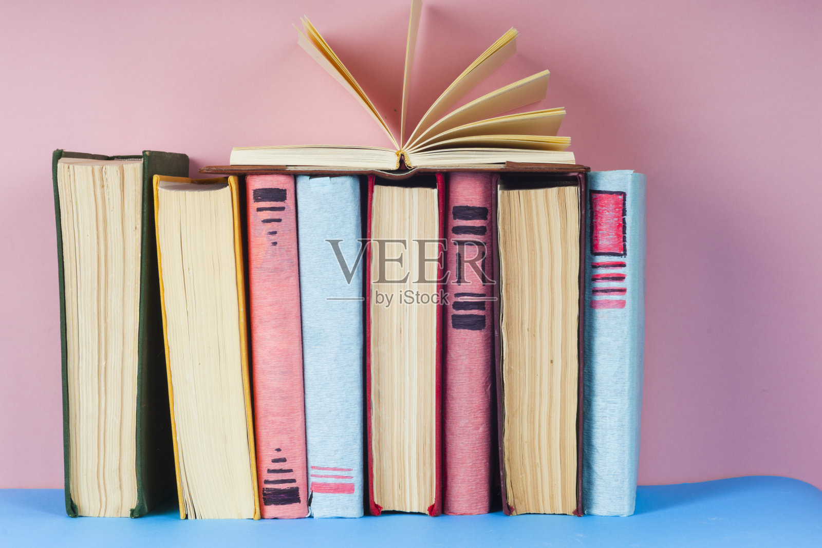 打开书，精装书上鲜艳多彩的背景。照片摄影图片