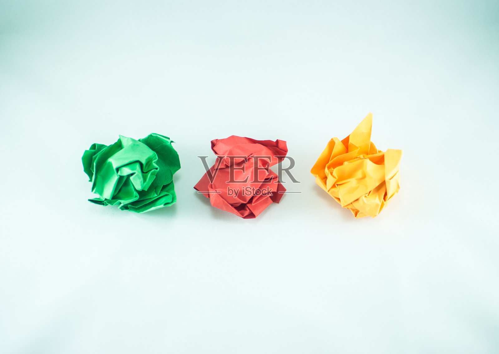 在白色的背景上，彩色的皱巴巴的纸球，孤立的。照片摄影图片