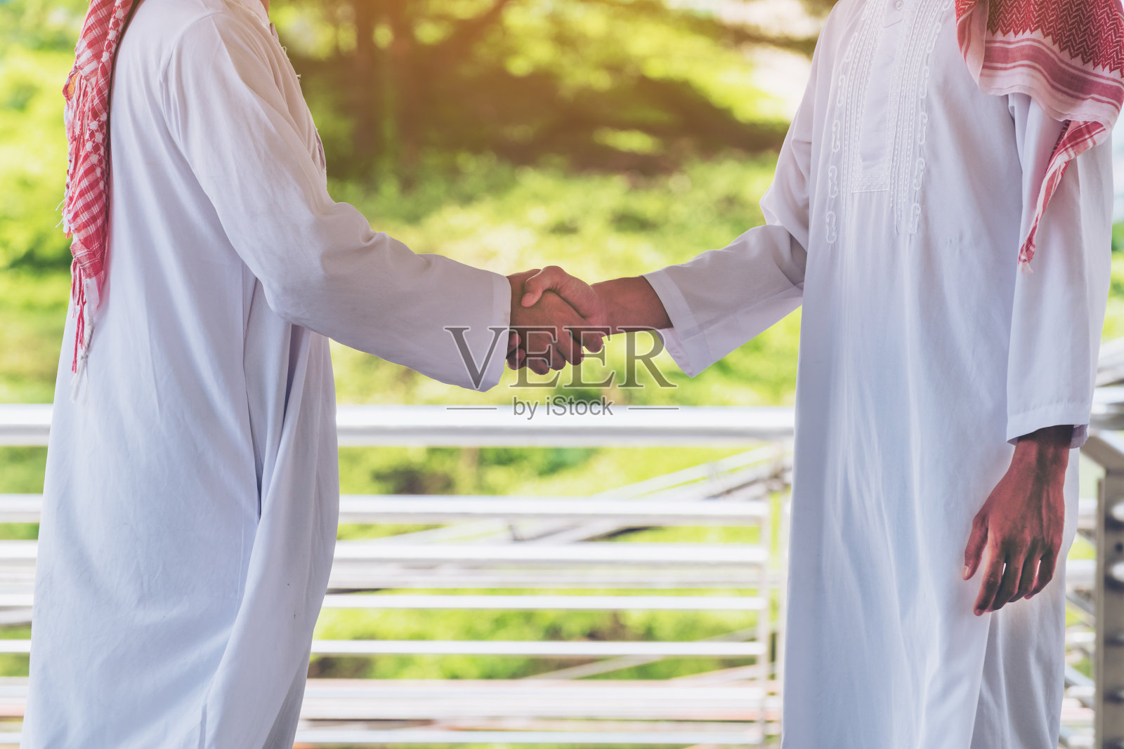 阿拉伯男人握手，商业成功照片摄影图片