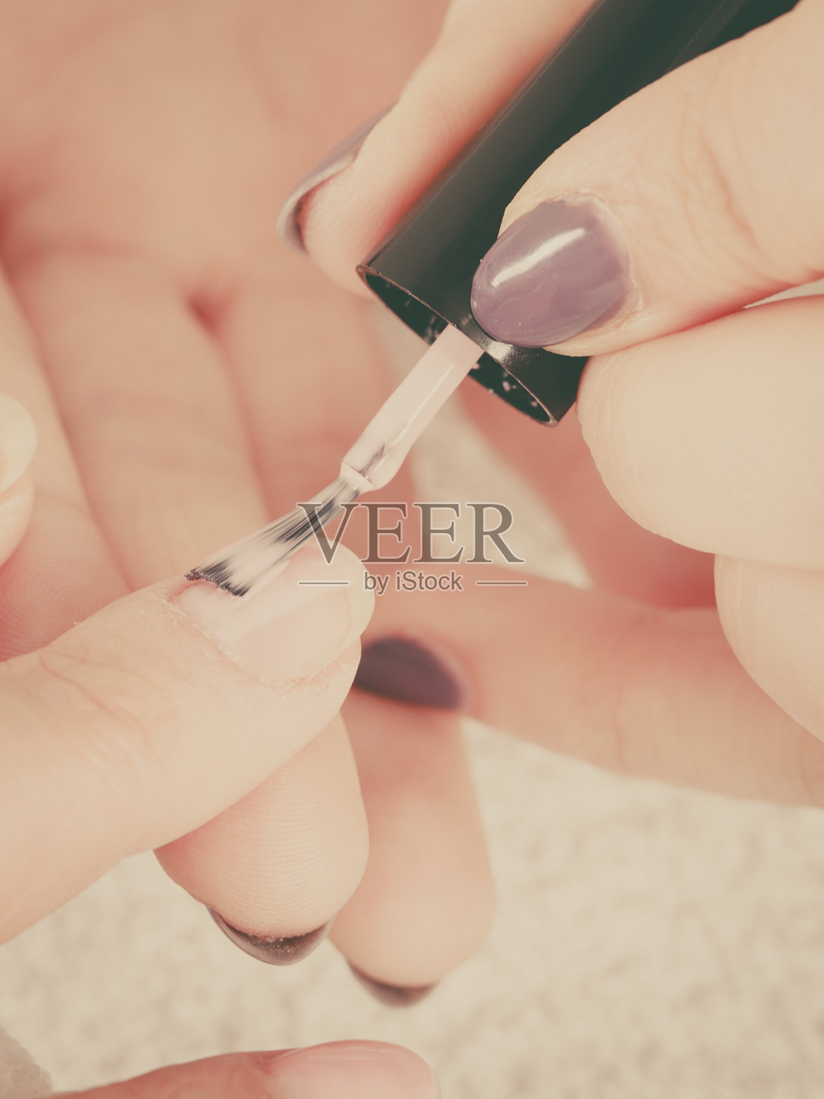 在美容院做美甲的女人。照片摄影图片