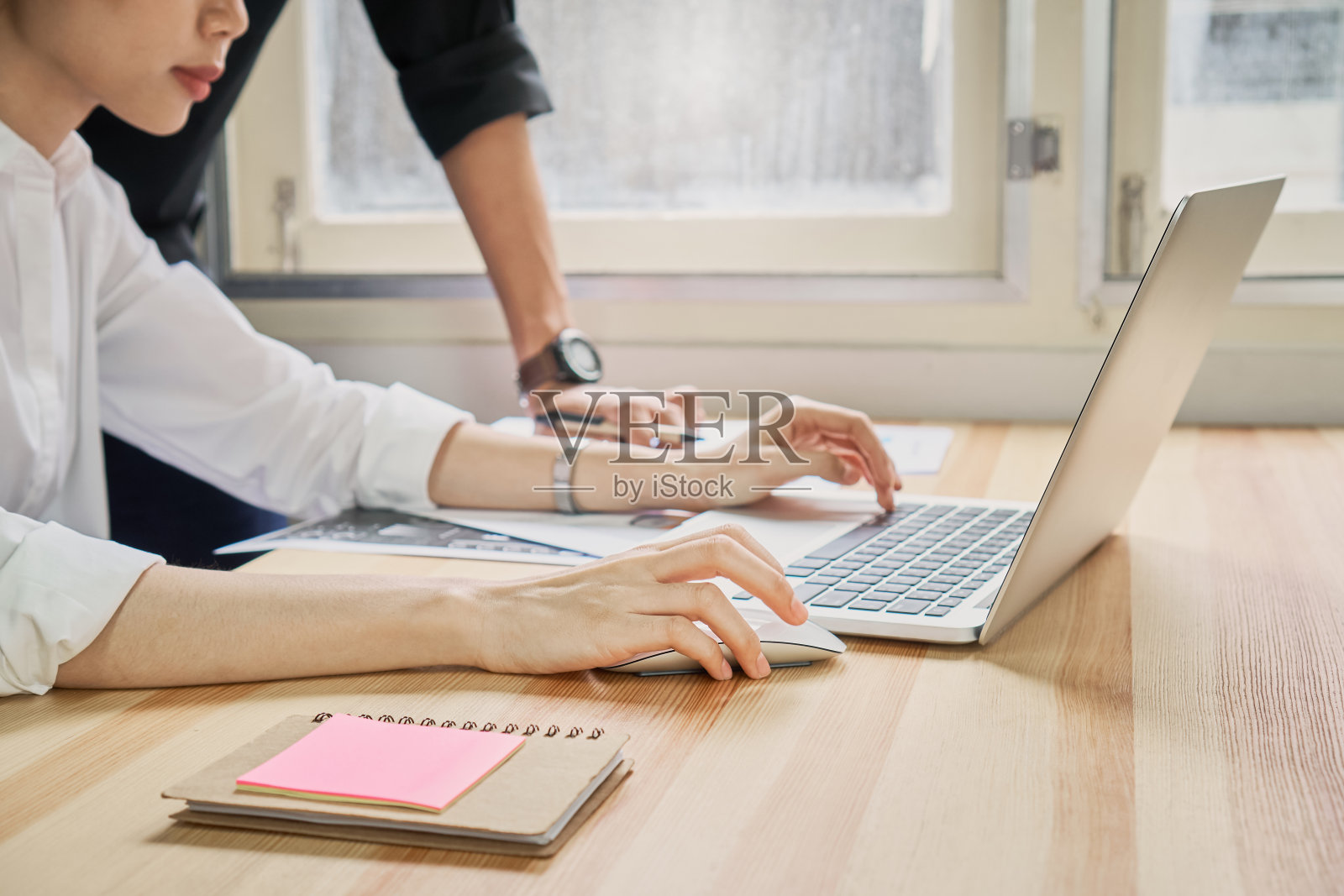 帮助头脑风暴工作的团队。为了实现这一目标，概念团队所拥有的技术使之更快。照片摄影图片