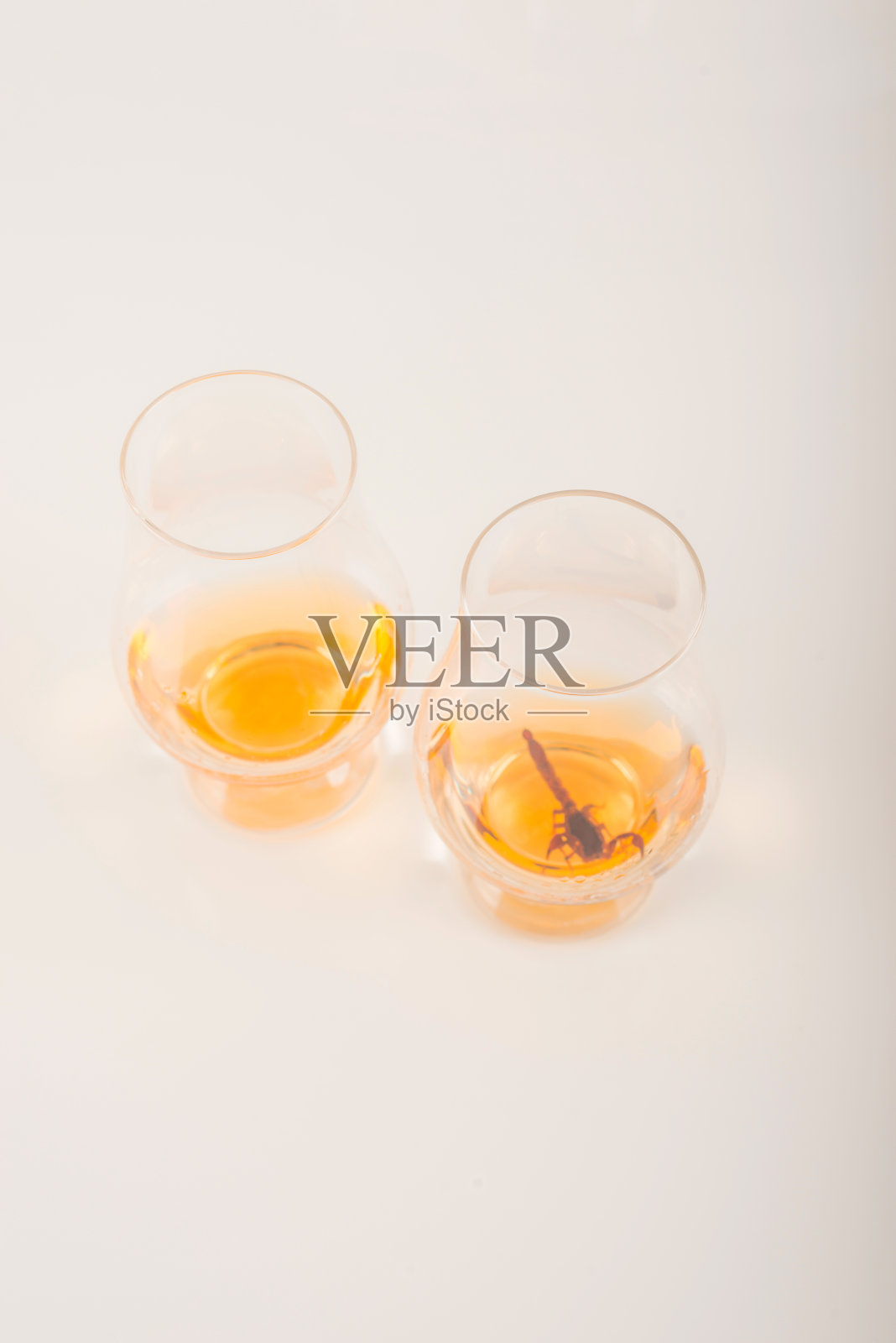 单麦芽品尝杯蝎子，单麦芽威士忌在一个玻璃，白色背景照片摄影图片