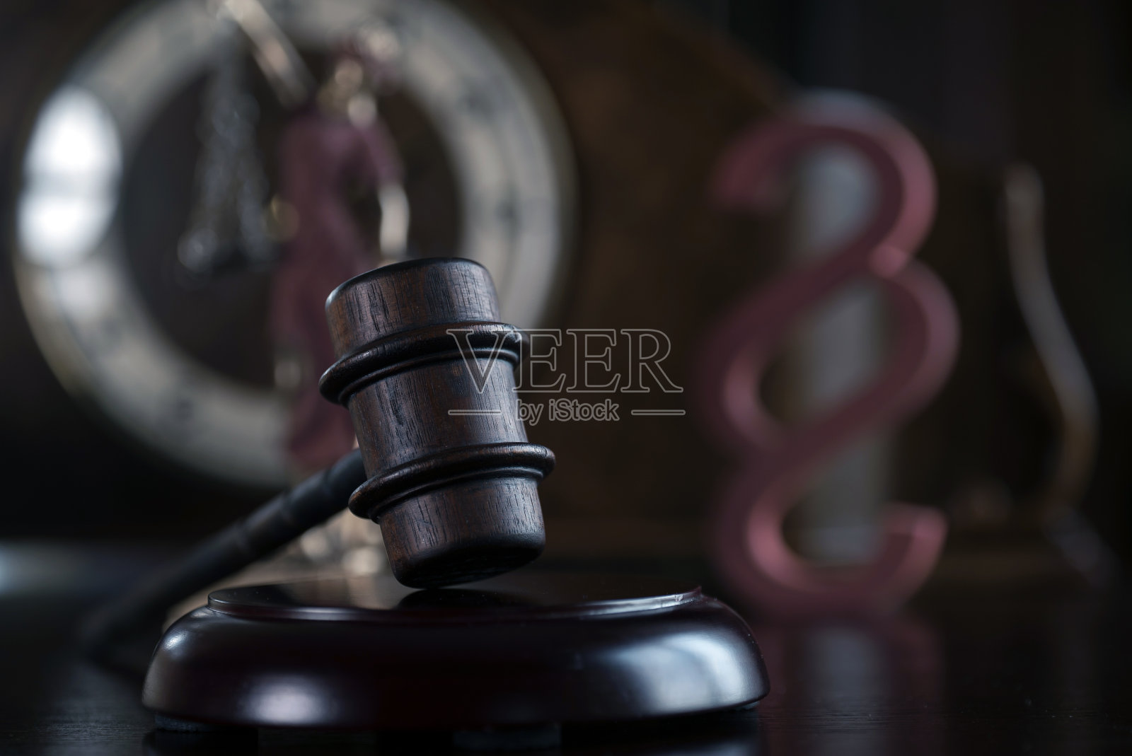 法律与正义的概念。法庭上的主题。照片摄影图片
