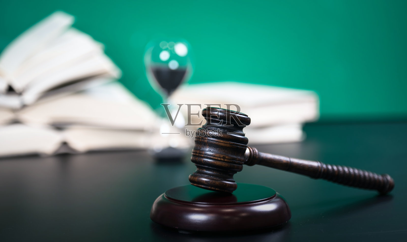 法律与正义的概念。法庭上的主题。照片摄影图片