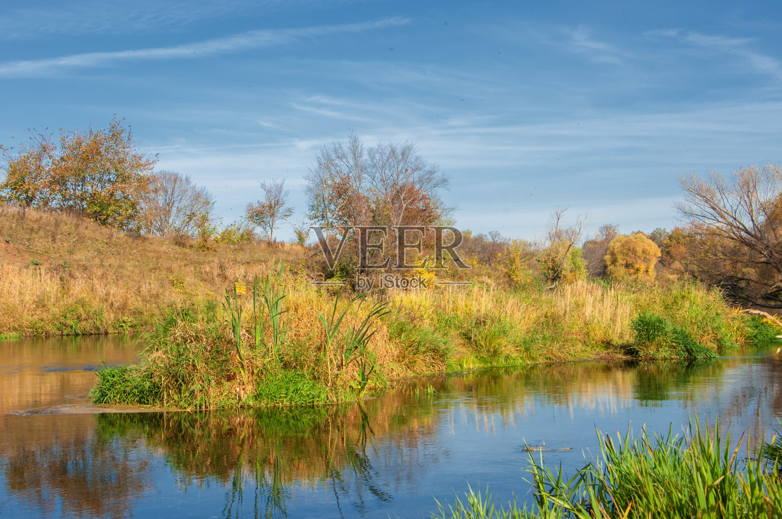 河水在秋天，一年中的黄金时间照片摄影图片