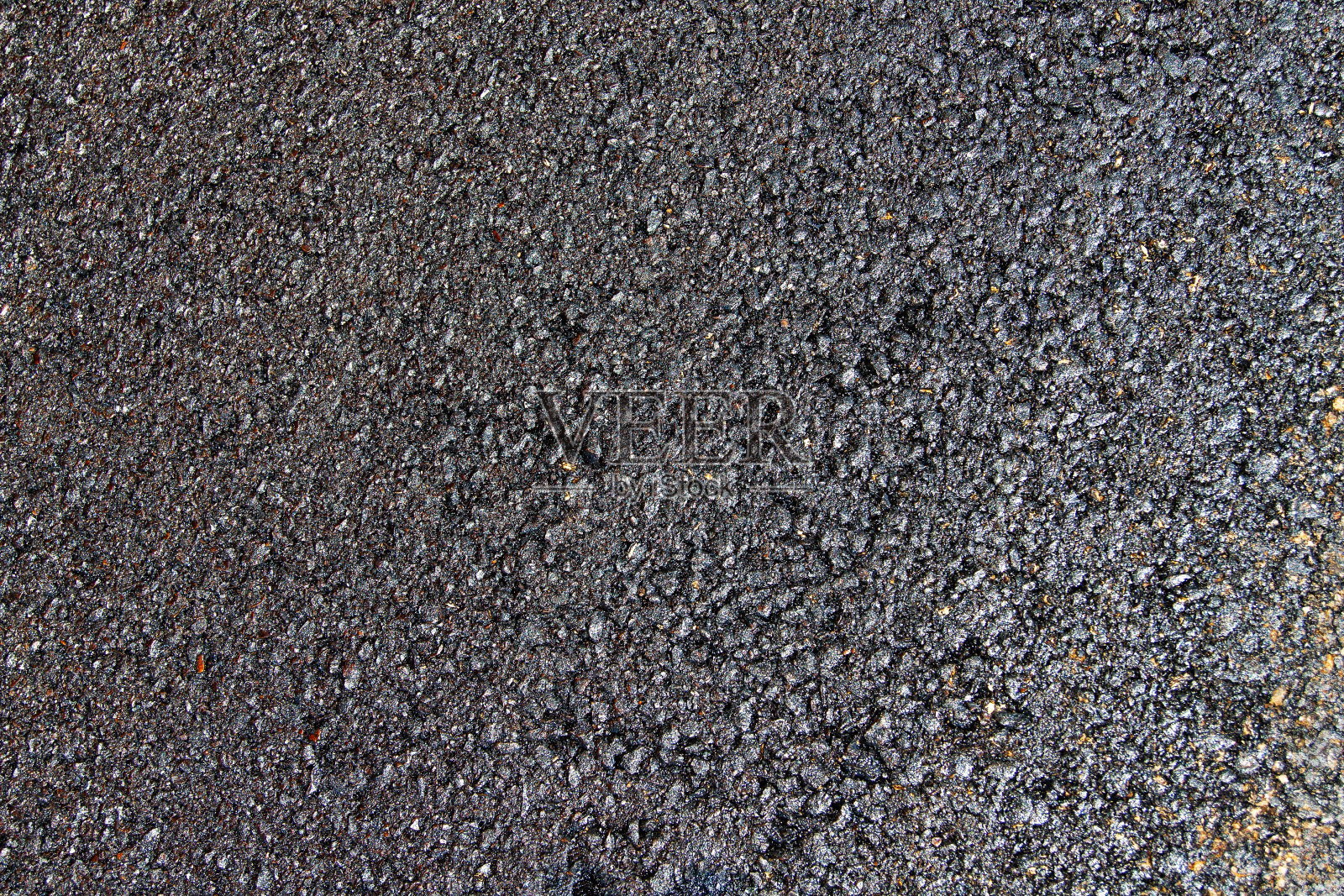 铺新沥青的路。照片摄影图片