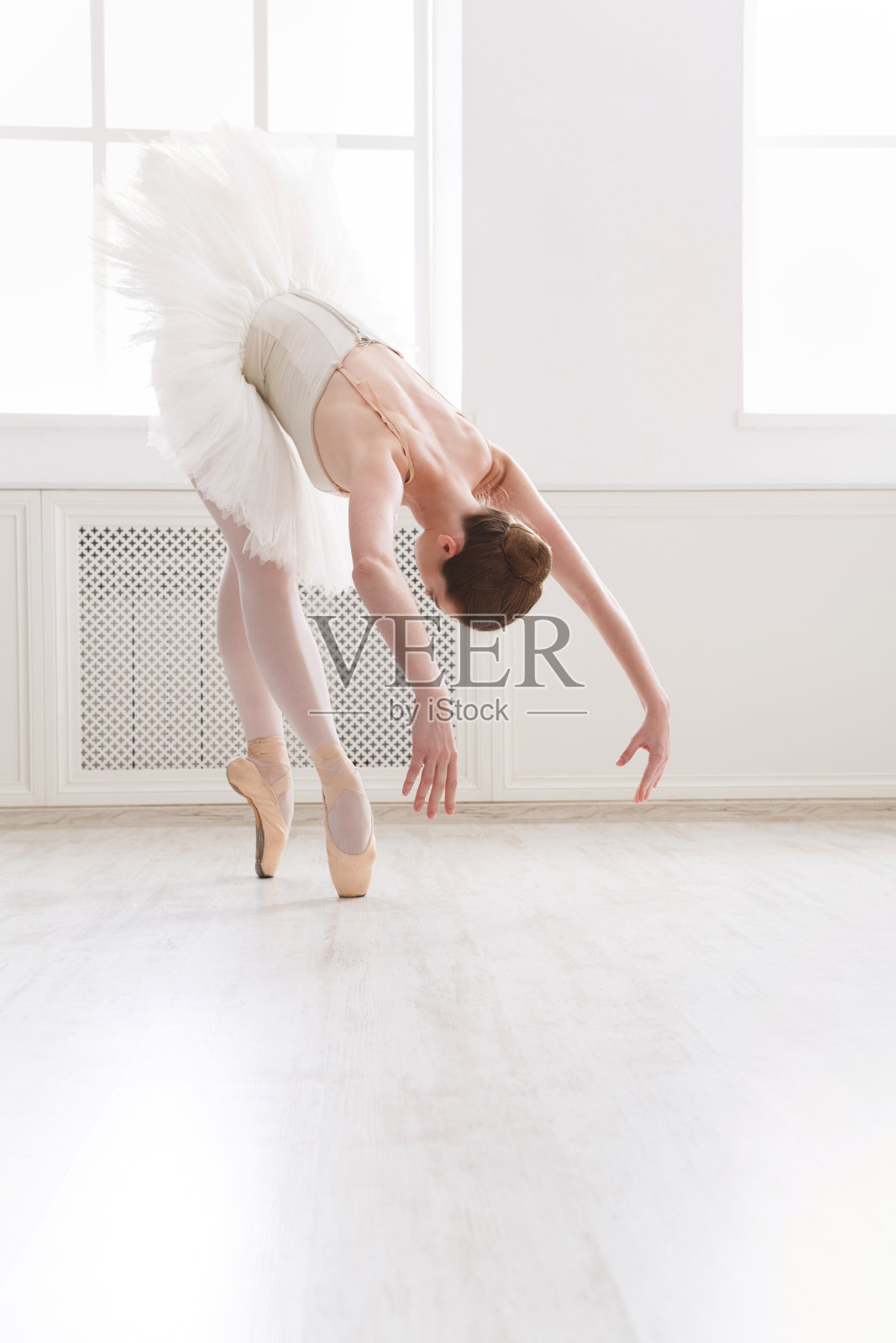 芭蕾舞课上美丽的芭蕾舞演员照片摄影图片