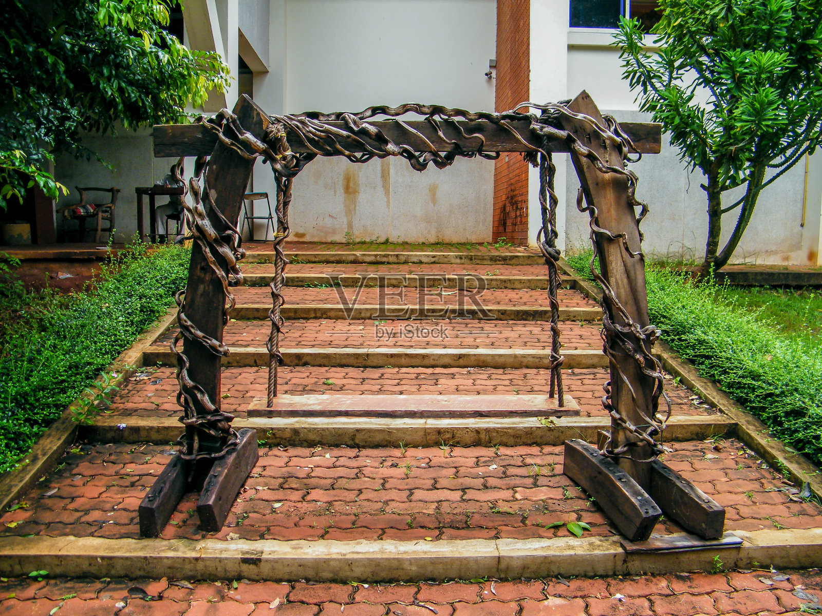 花园里的木制门廊秋千照片摄影图片