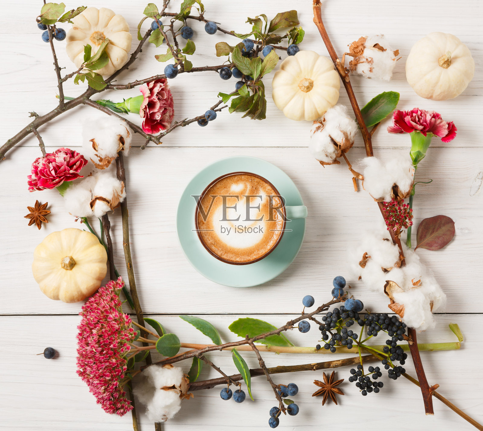 南瓜拿铁。白木背景上的咖啡杯照片摄影图片