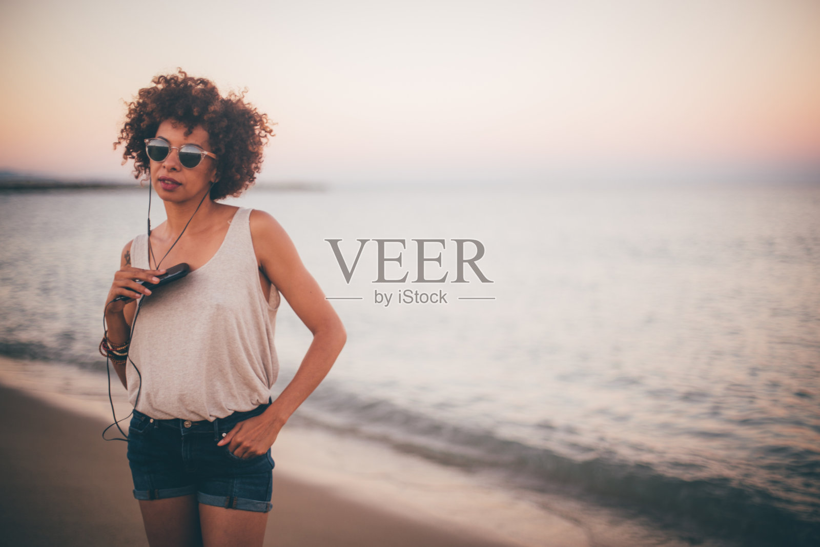 海边的卷毛女孩照片摄影图片