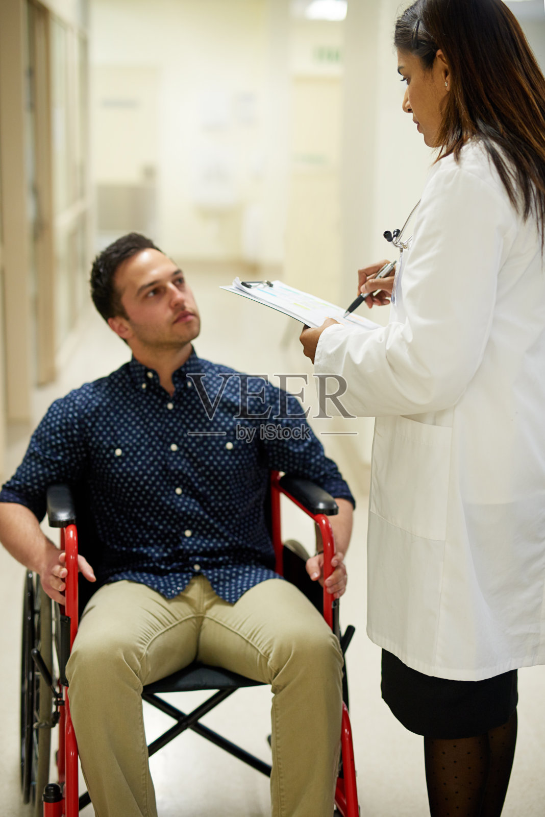 让她的病人了解他们的健康状况照片摄影图片