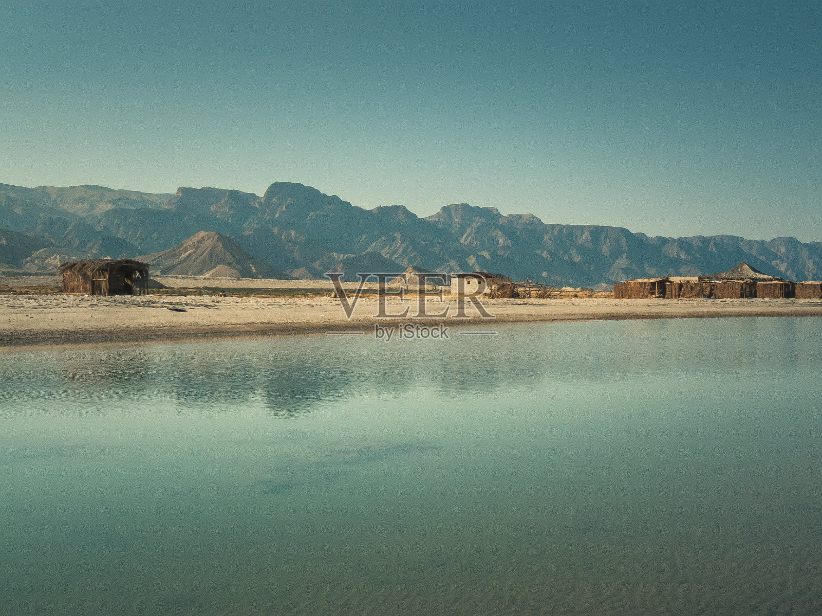 在沙漠中跋涉照片摄影图片