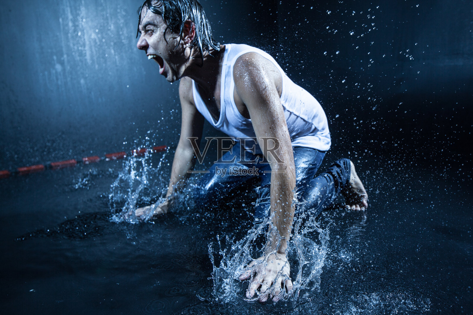 淋湿了情绪下的男孩照片摄影图片