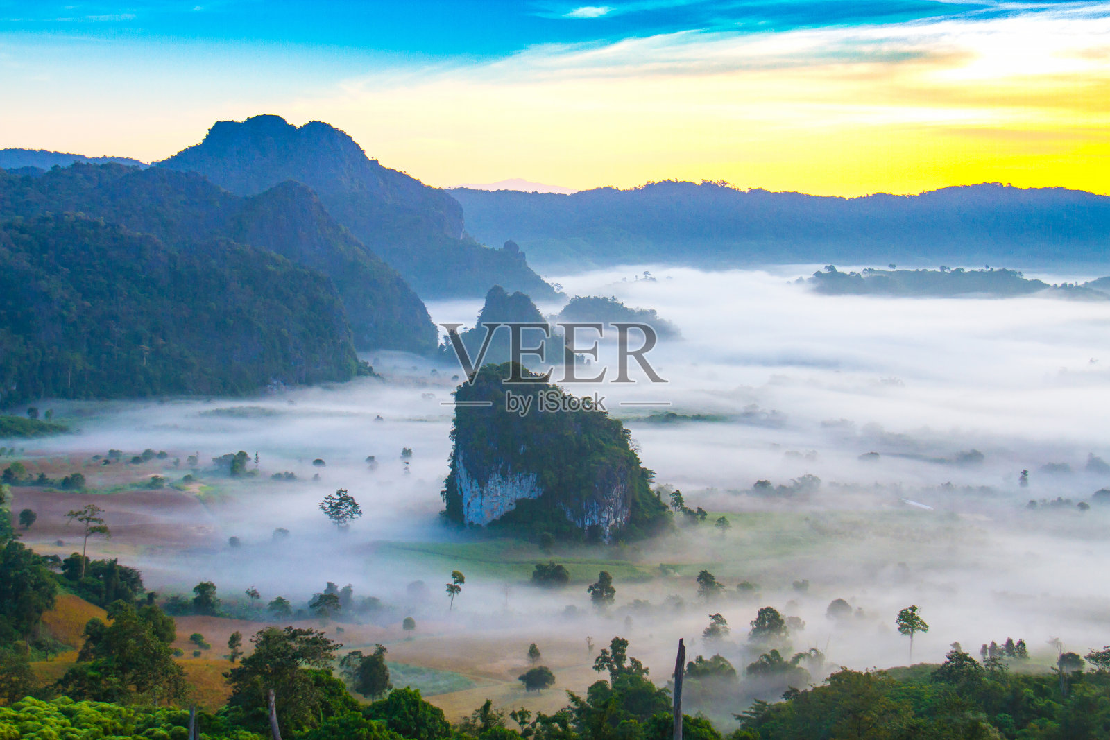 法尧邦普拉兰卡日出时的晨雾照片摄影图片