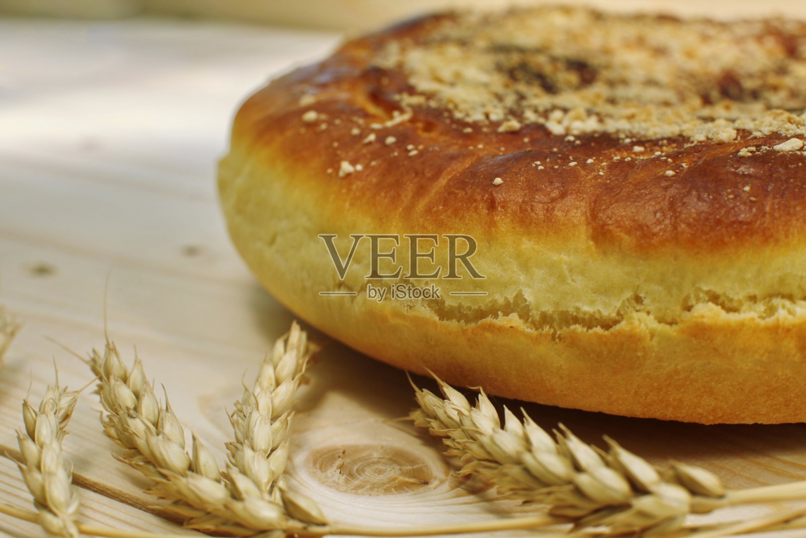 鲜红的烤洋葱和鸡蛋派和成熟的麦穗放在木桌上照片摄影图片