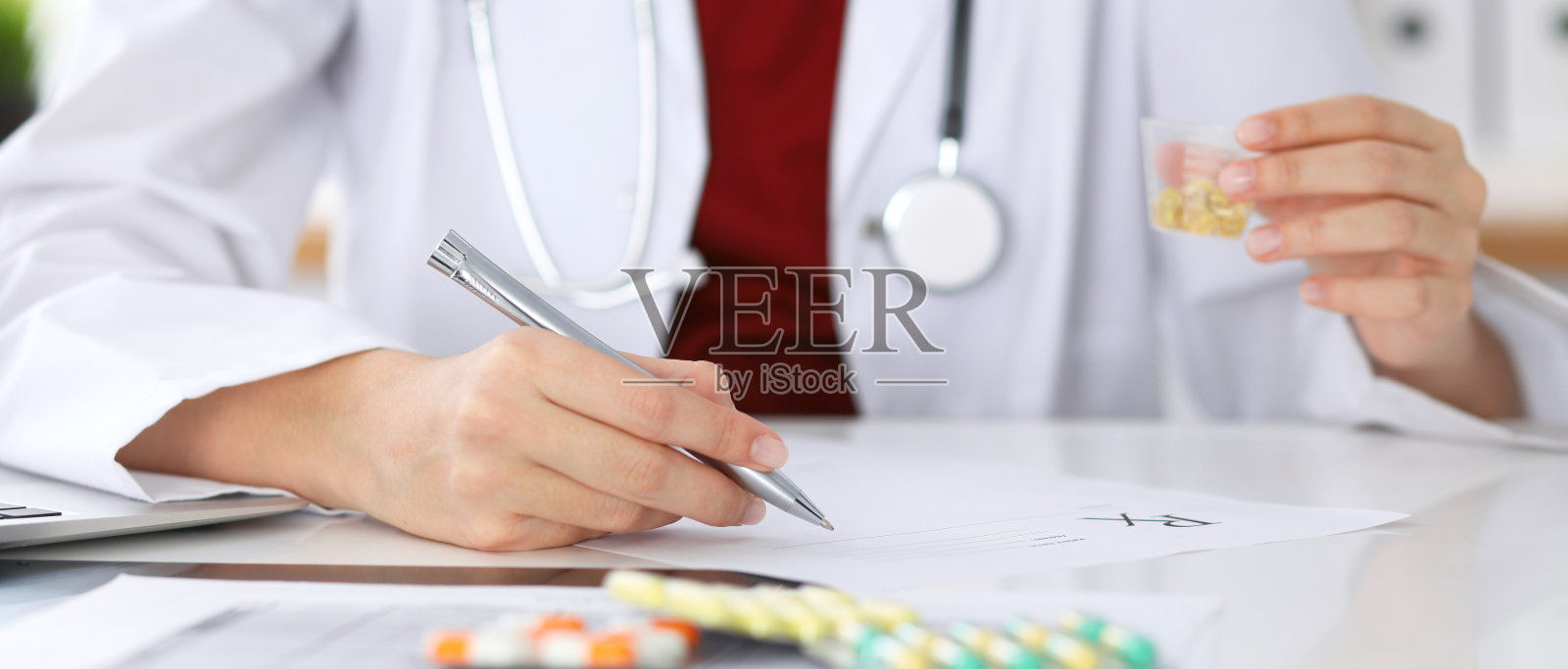 女医生给病人填写处方表格。灵丹救命，处方治疗，合法药店，避孕观念照片摄影图片