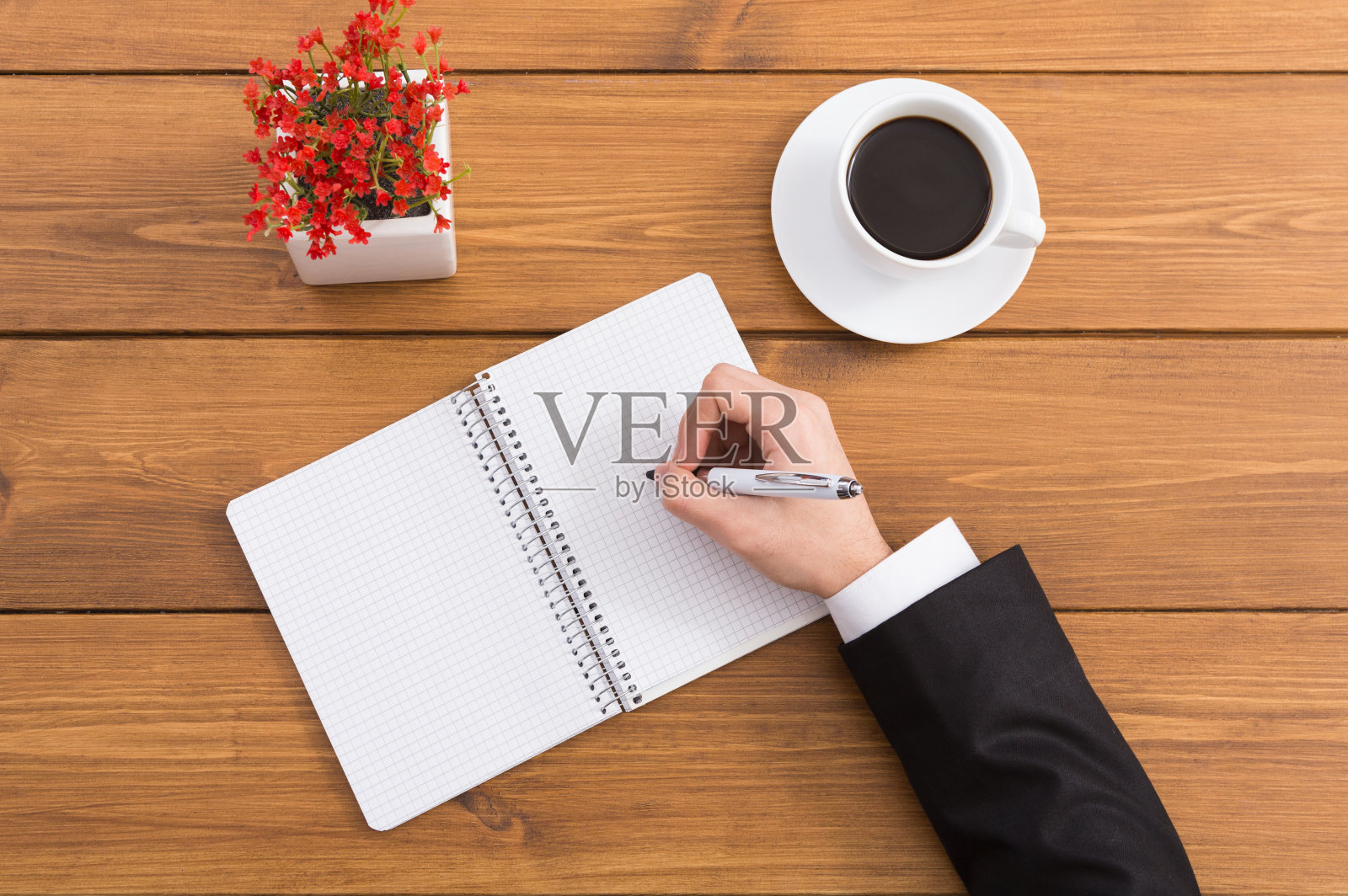 一个在咖啡店做笔记的男人，俯视图照片摄影图片