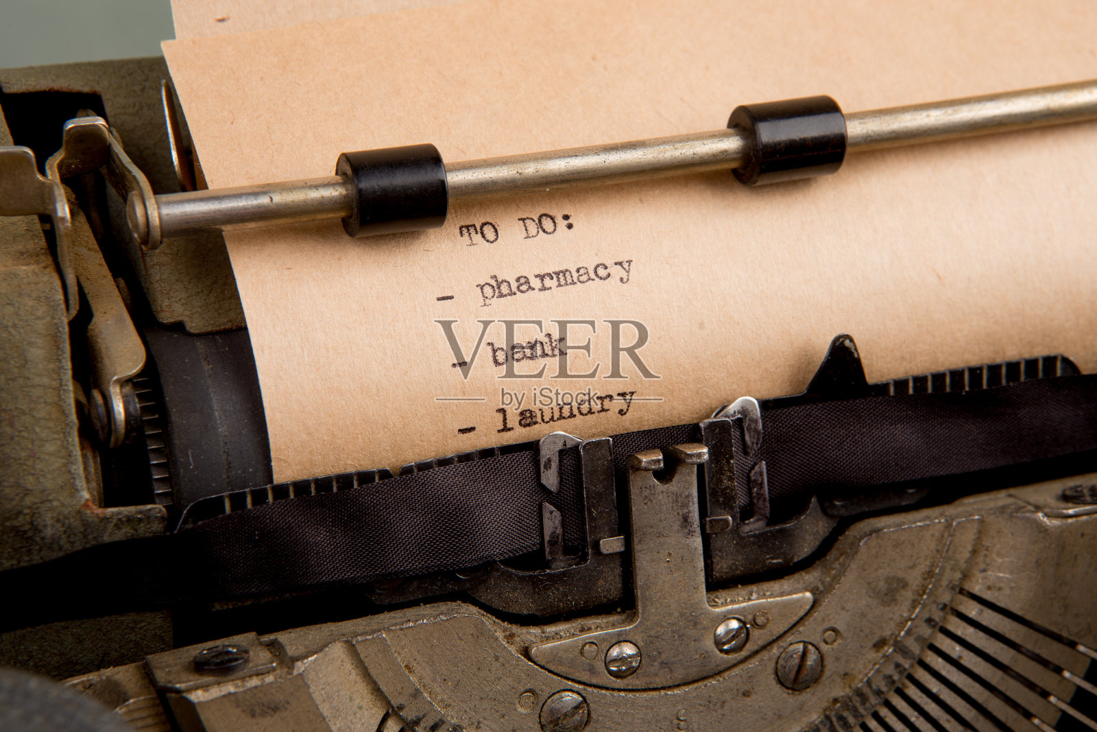 在打字机上打印清单照片摄影图片