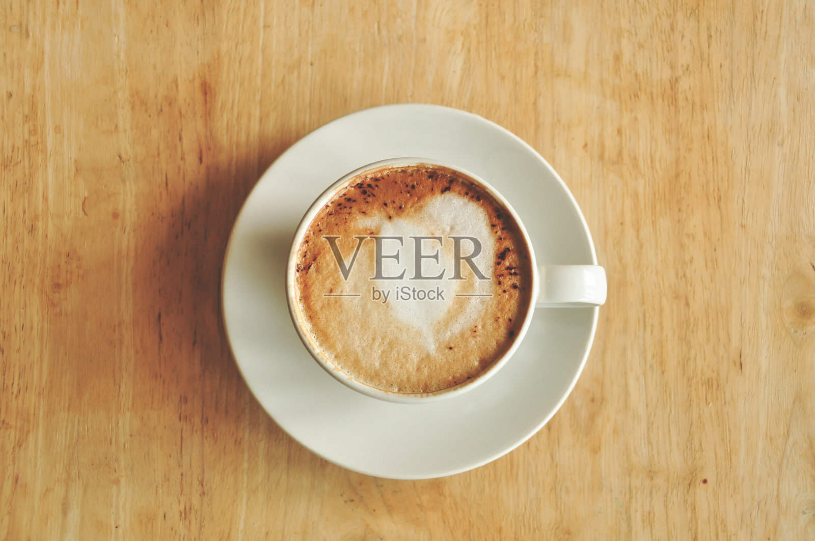 咖啡杯放在木桌上照片摄影图片