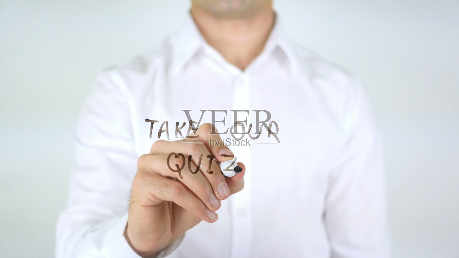 来做我们的小测验吧，玻璃上的人照片摄影图片