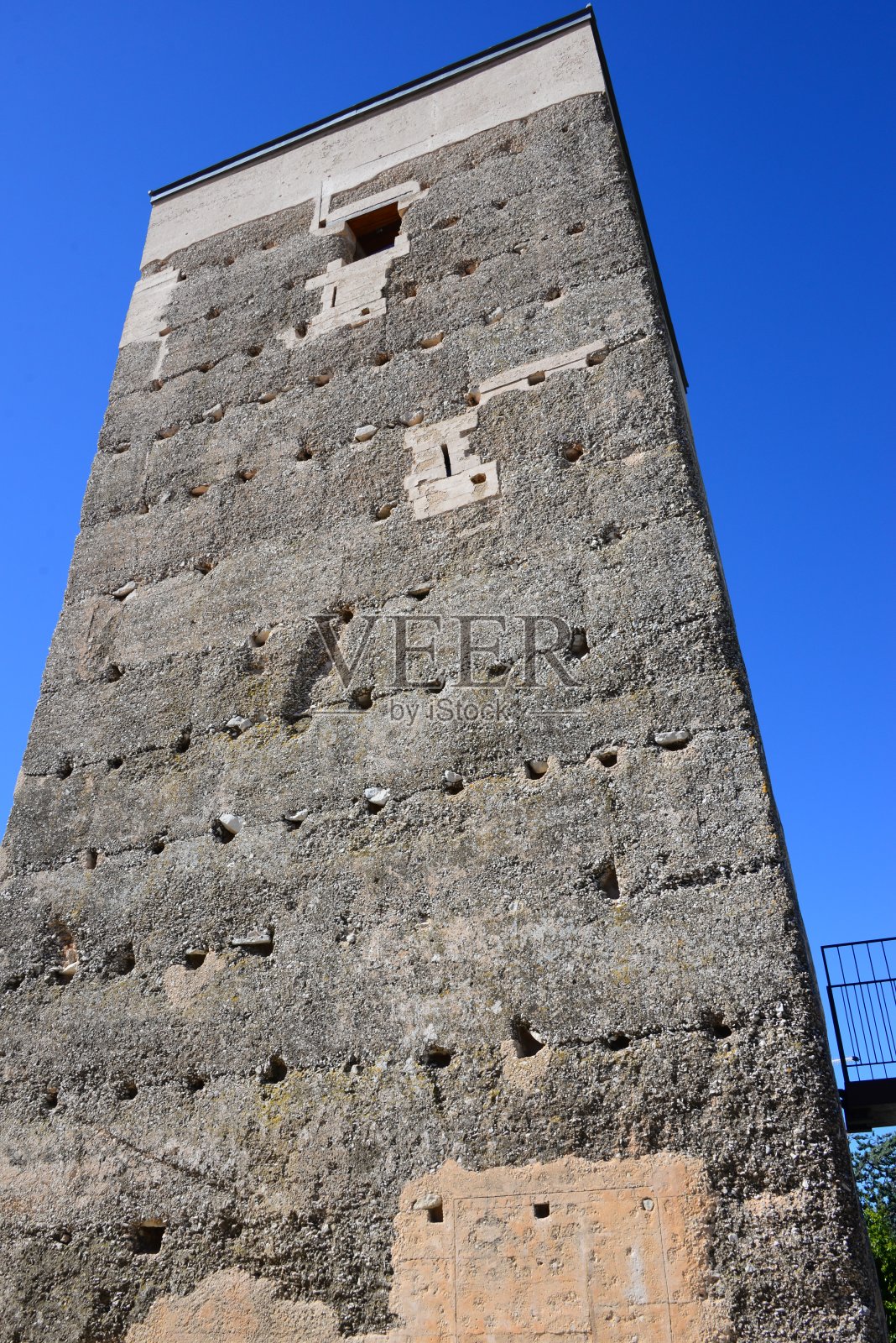 隐藏在山里的村庄有城市前景，西班牙照片摄影图片