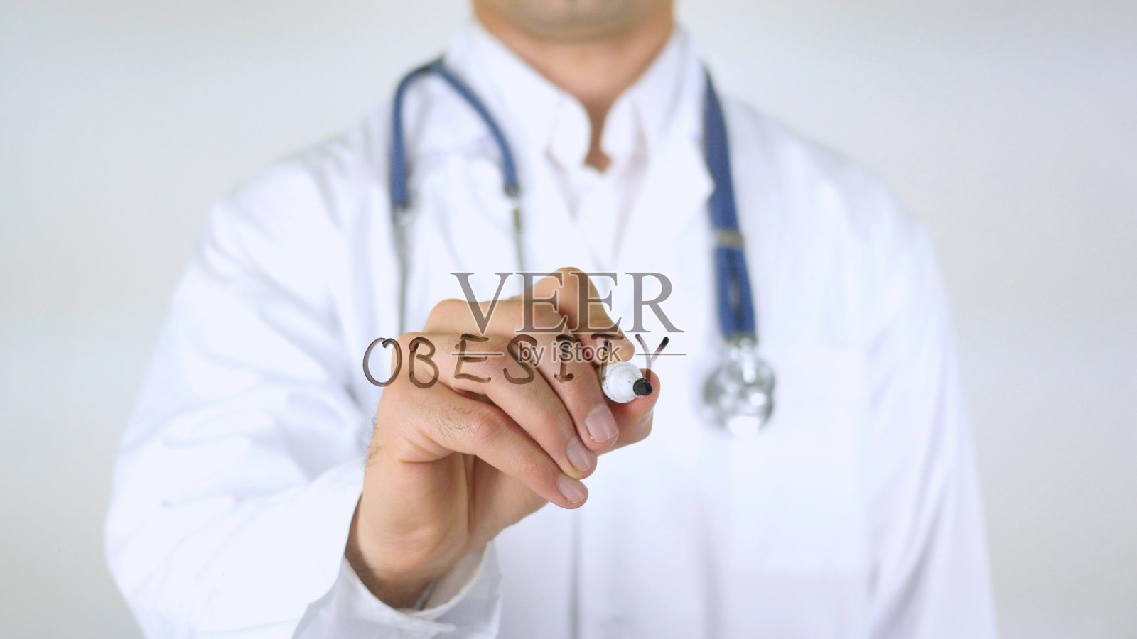 肥胖，医生在玻璃上写字照片摄影图片