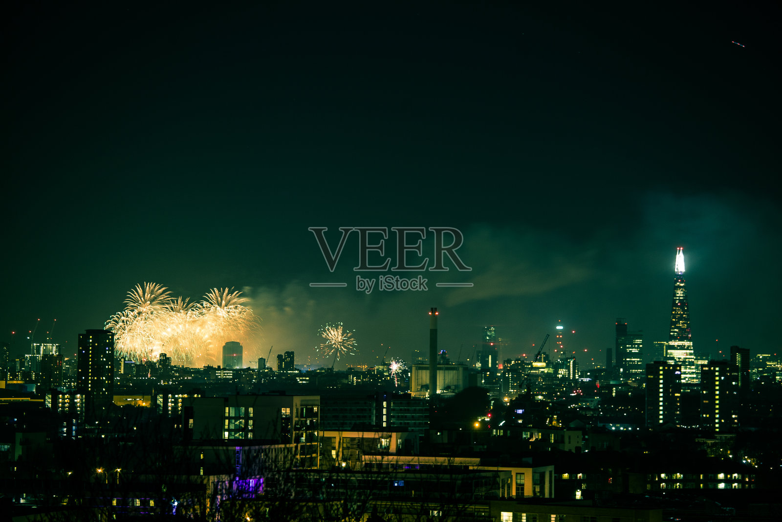 伦敦上空美丽的烟花。新年前夕，从格林威治角山眺望照片摄影图片