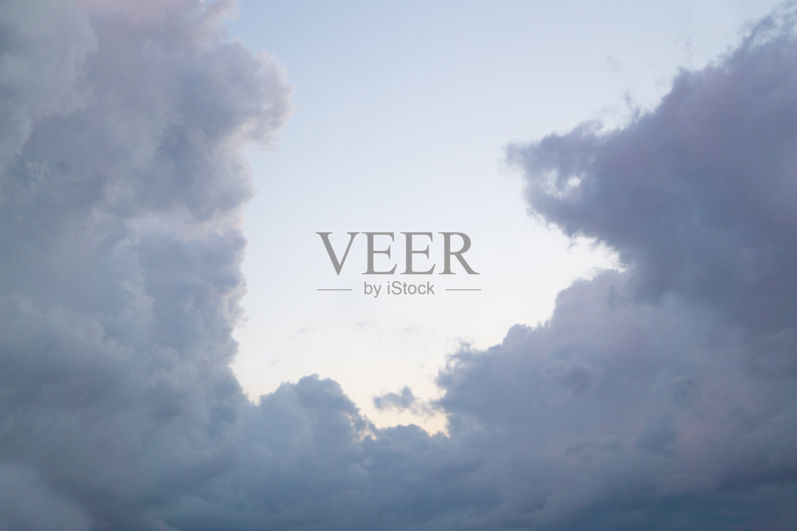 灰色的云彩位于边缘。中央清澈的天空。照片摄影图片