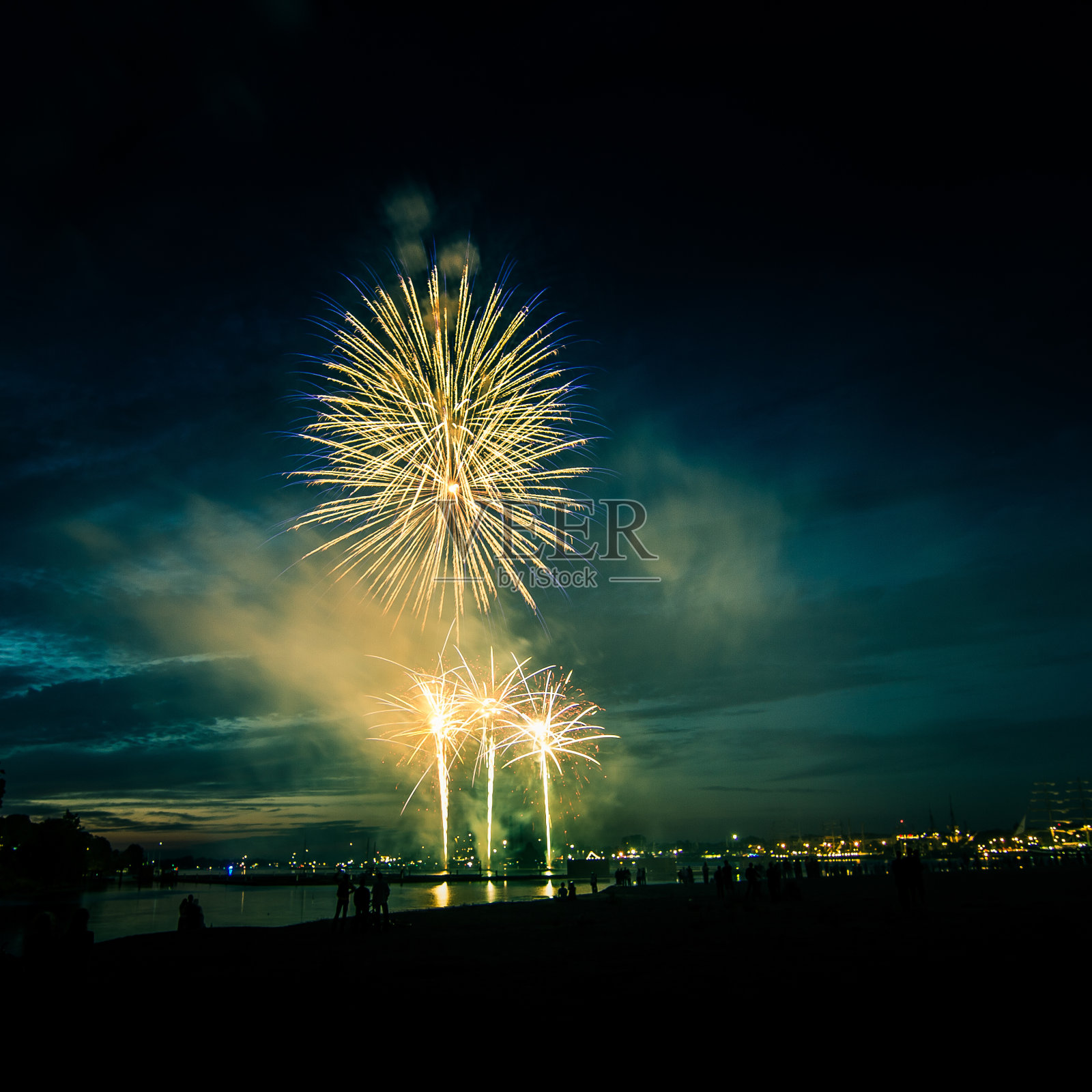 拉脱维亚里加独立日期间，美丽多彩的烟花在河上绽放。照片摄影图片