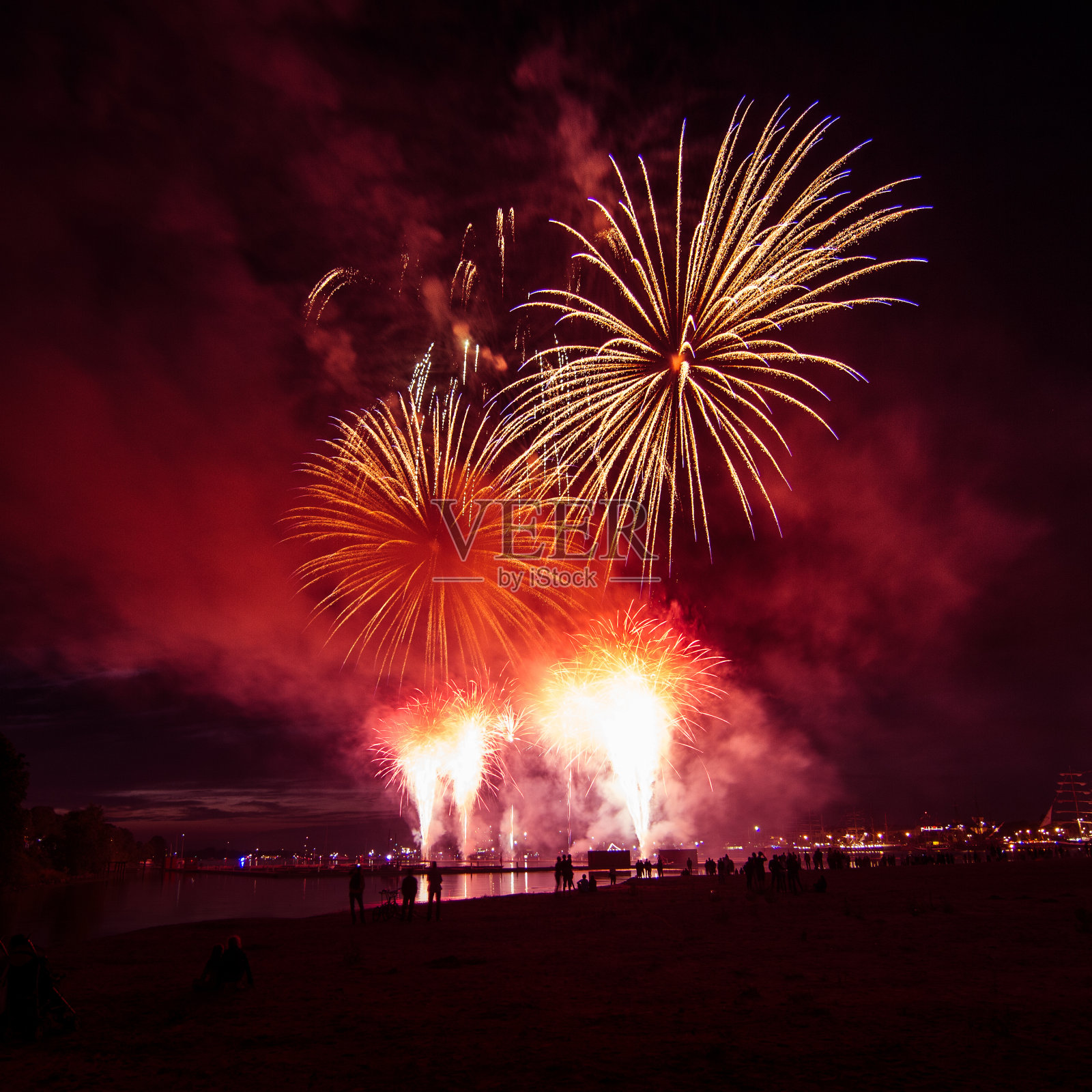 拉脱维亚里加独立日期间，美丽多彩的烟花在河上绽放。照片摄影图片