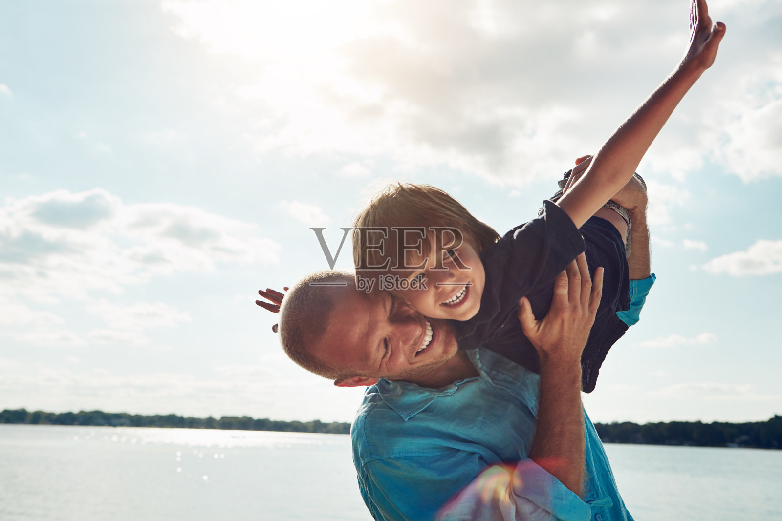 和他们待在一起照片摄影图片