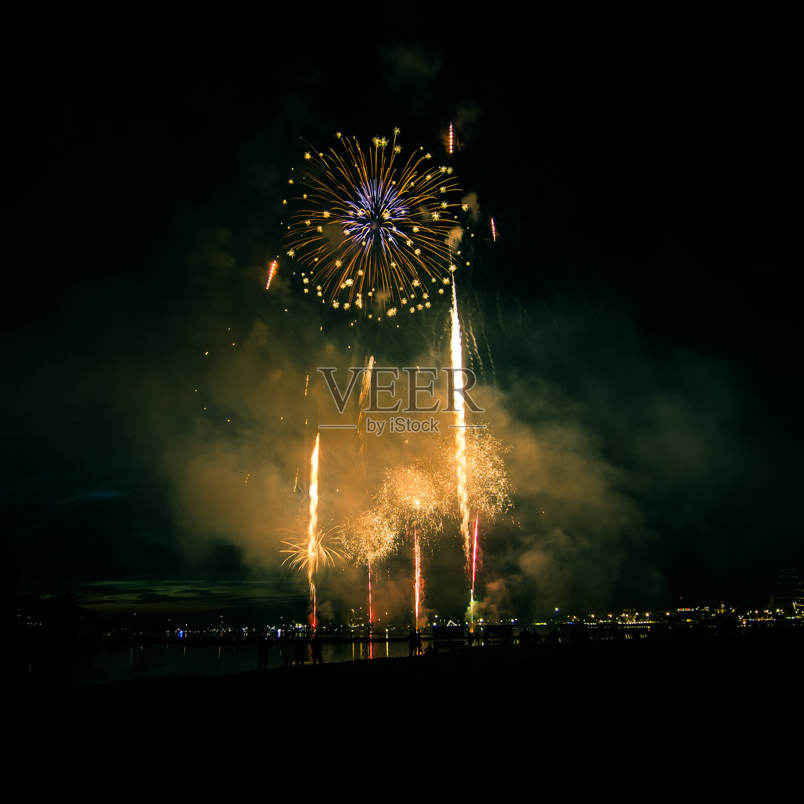 拉脱维亚里加独立日期间，美丽多彩的烟花在河上绽放。照片摄影图片