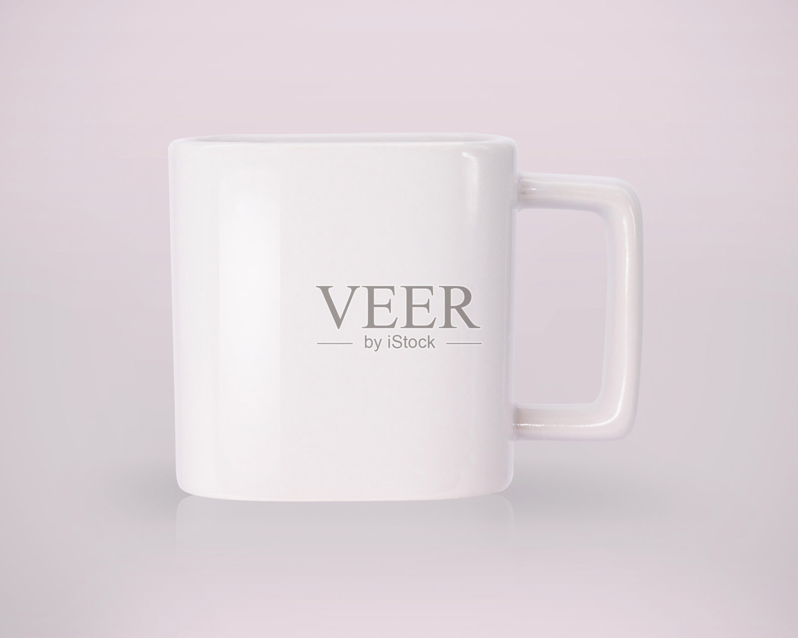 灰色背景上的空白杯子。为你的设计喝杯。现代风格的异国情调马克杯。(方形)照片摄影图片