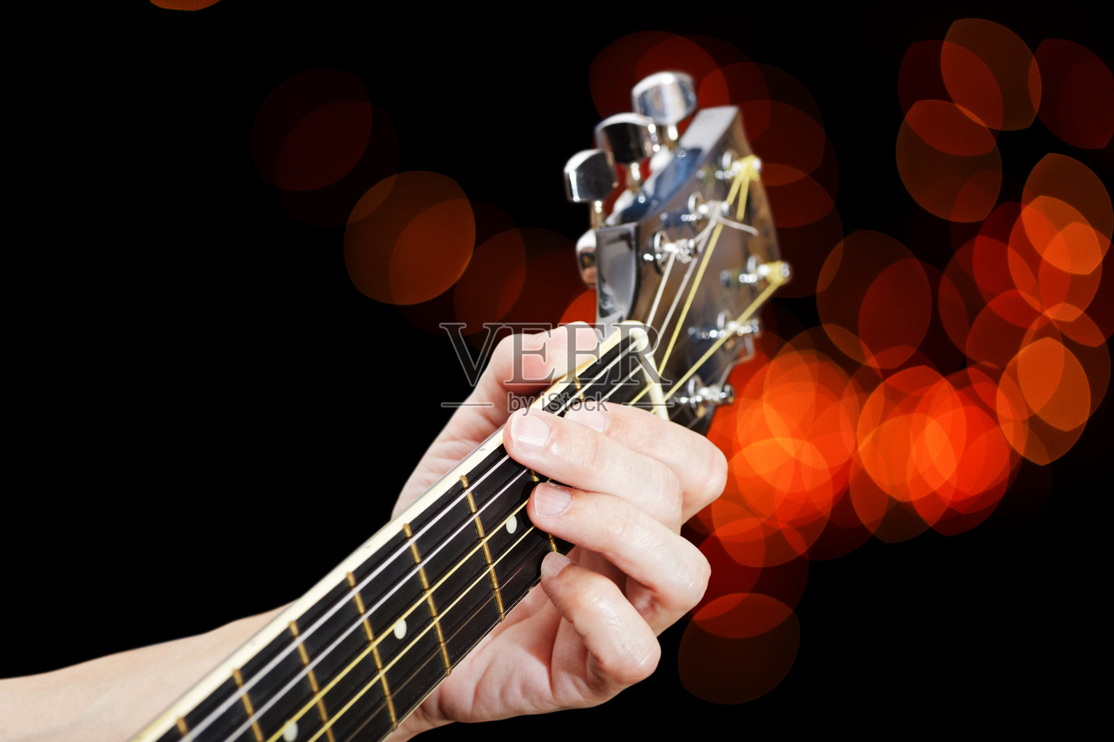 近距离的手指在吉他颈部照片摄影图片