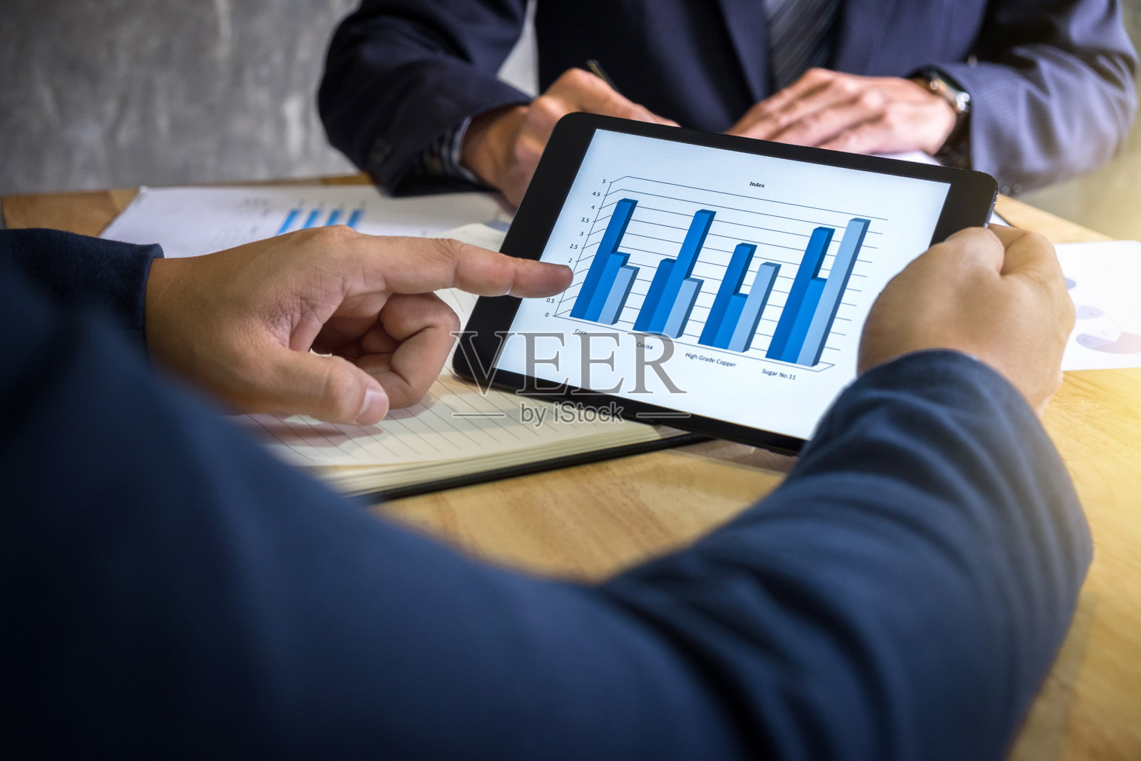 两名同事执行会议，利用数字平板电脑向公司发展咨询业务汇报新计划的营销报告照片摄影图片