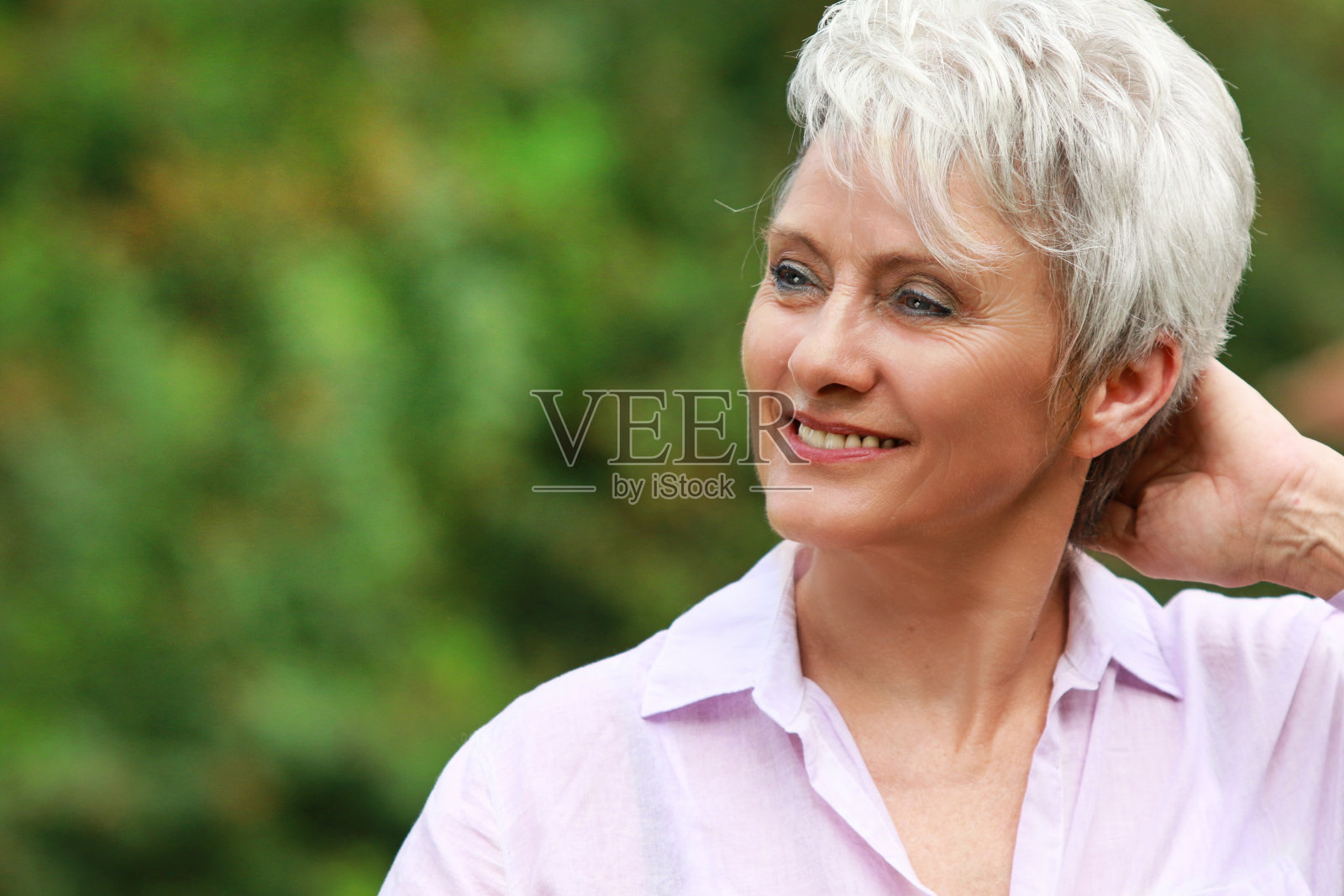 一个快乐健康的老年妇女的肖像照片摄影图片