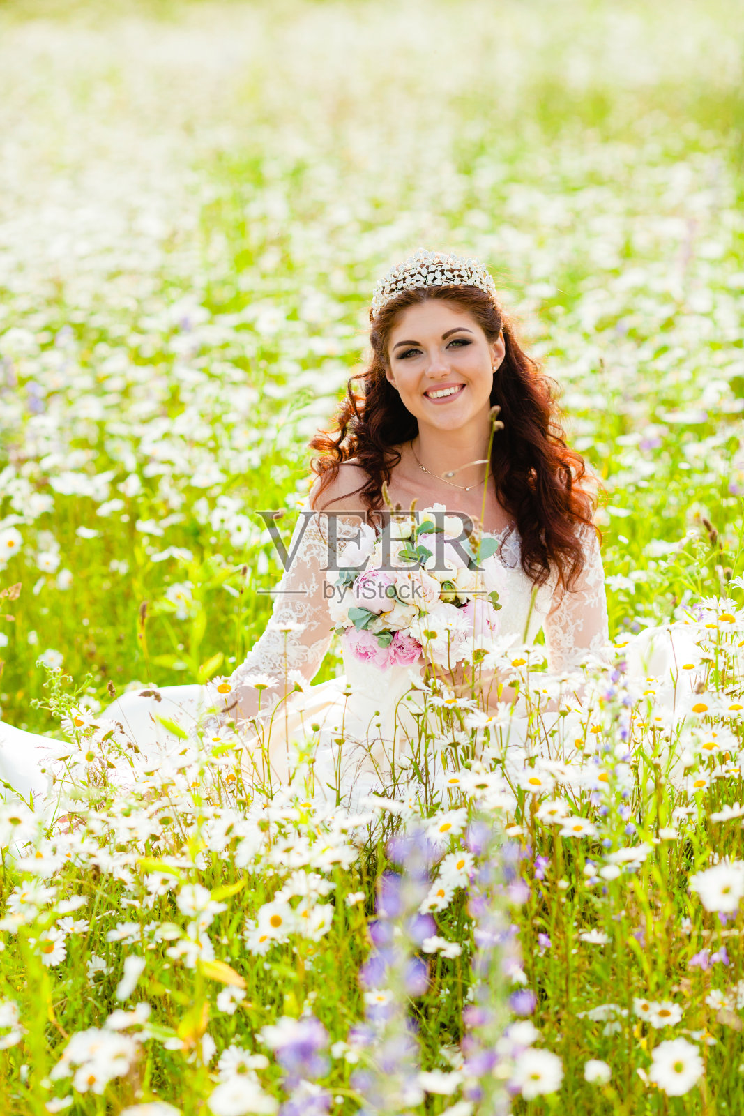 新娘和洋甘菊在田野里的肖像照片摄影图片