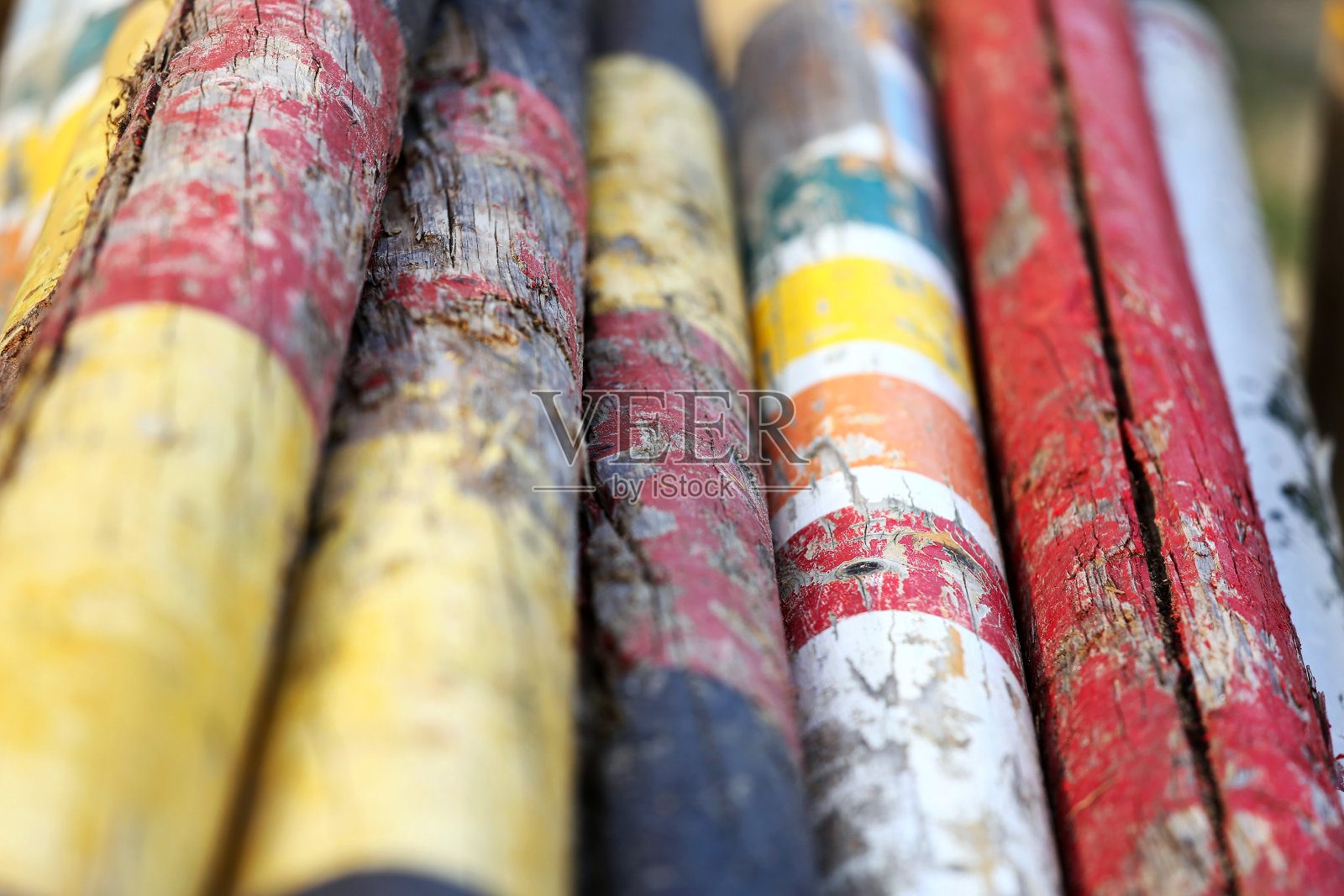 黄、黑、红三色障碍物供车手排成一行照片摄影图片