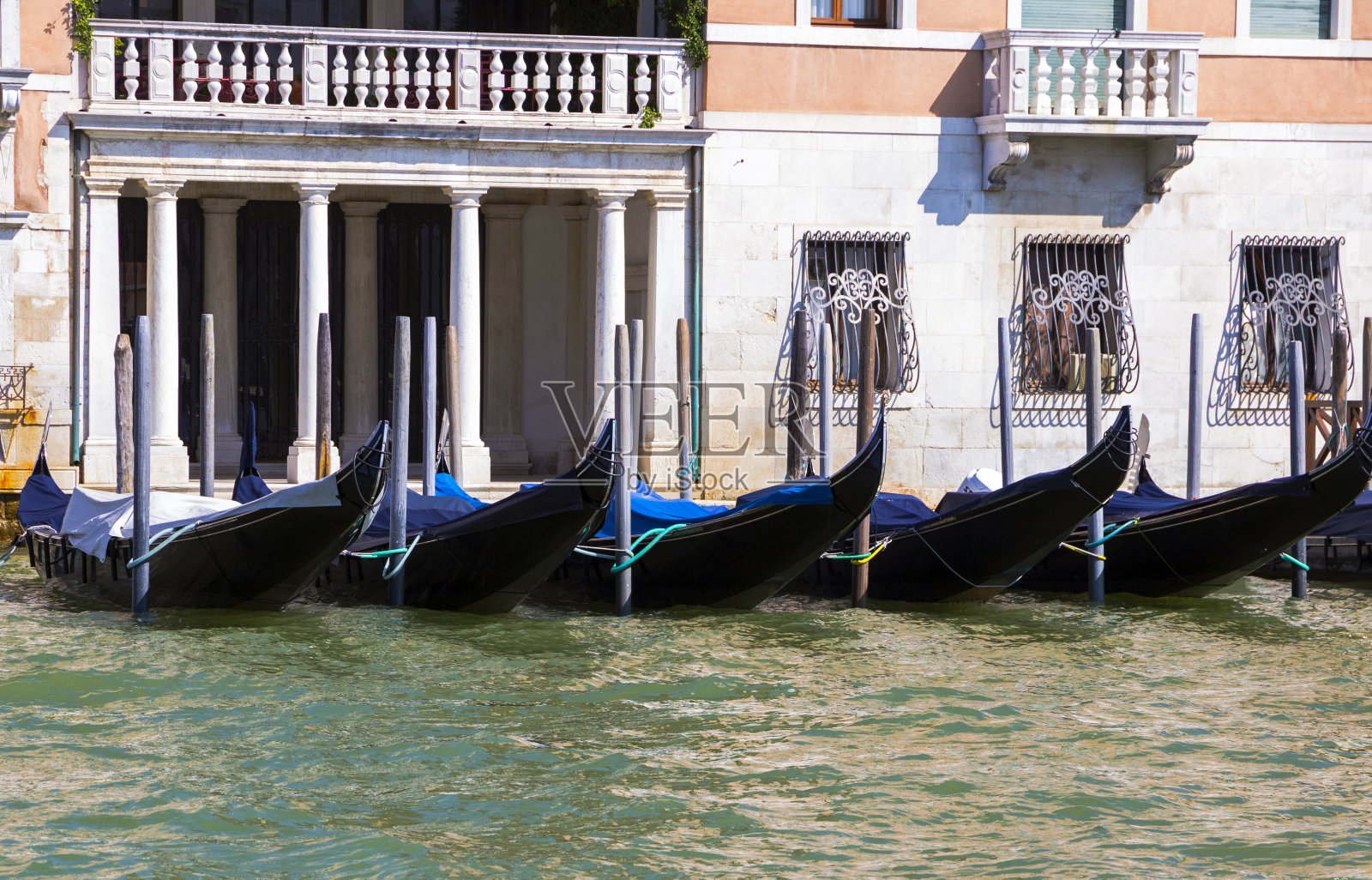 在意大利威尼斯大运河的码头上停放贡多拉照片摄影图片