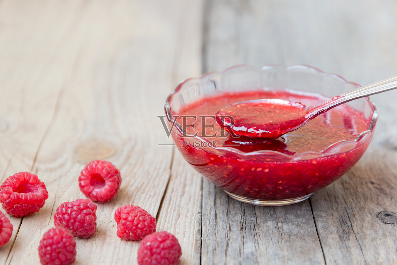 树莓果酱和新鲜的树莓放在木头上照片摄影图片