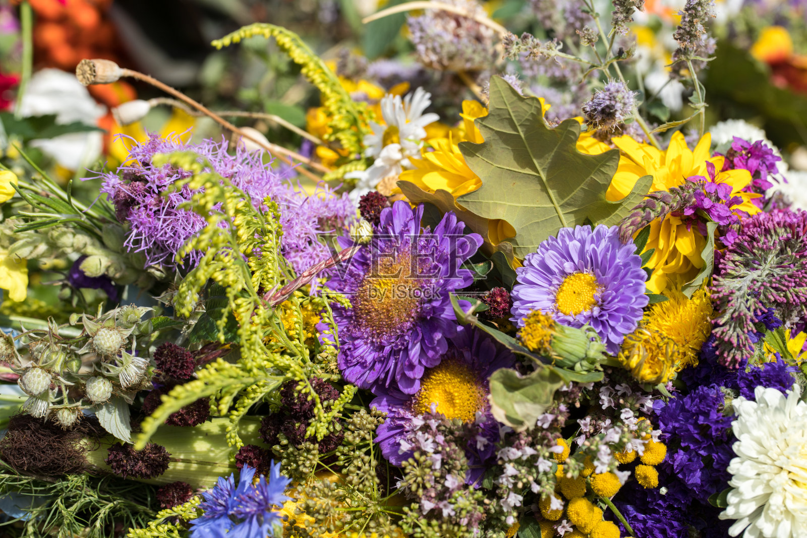 用鲜花和香草手工制作的美丽花束照片摄影图片