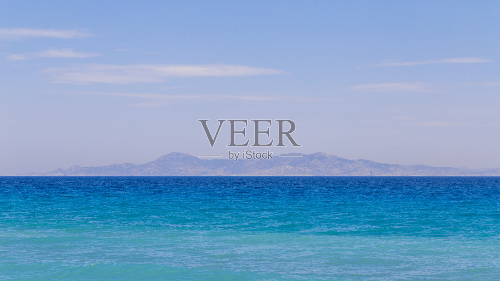 宁静的风景。背景是海面和山脉照片摄影图片